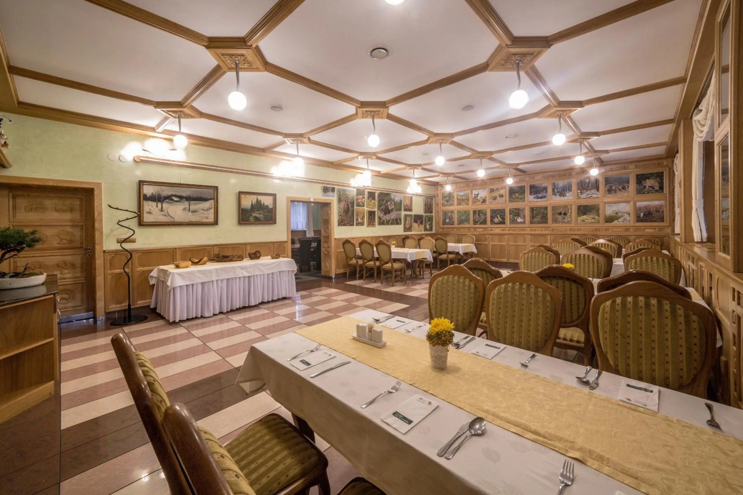 Restaurant/places to eat in Hotel Diana