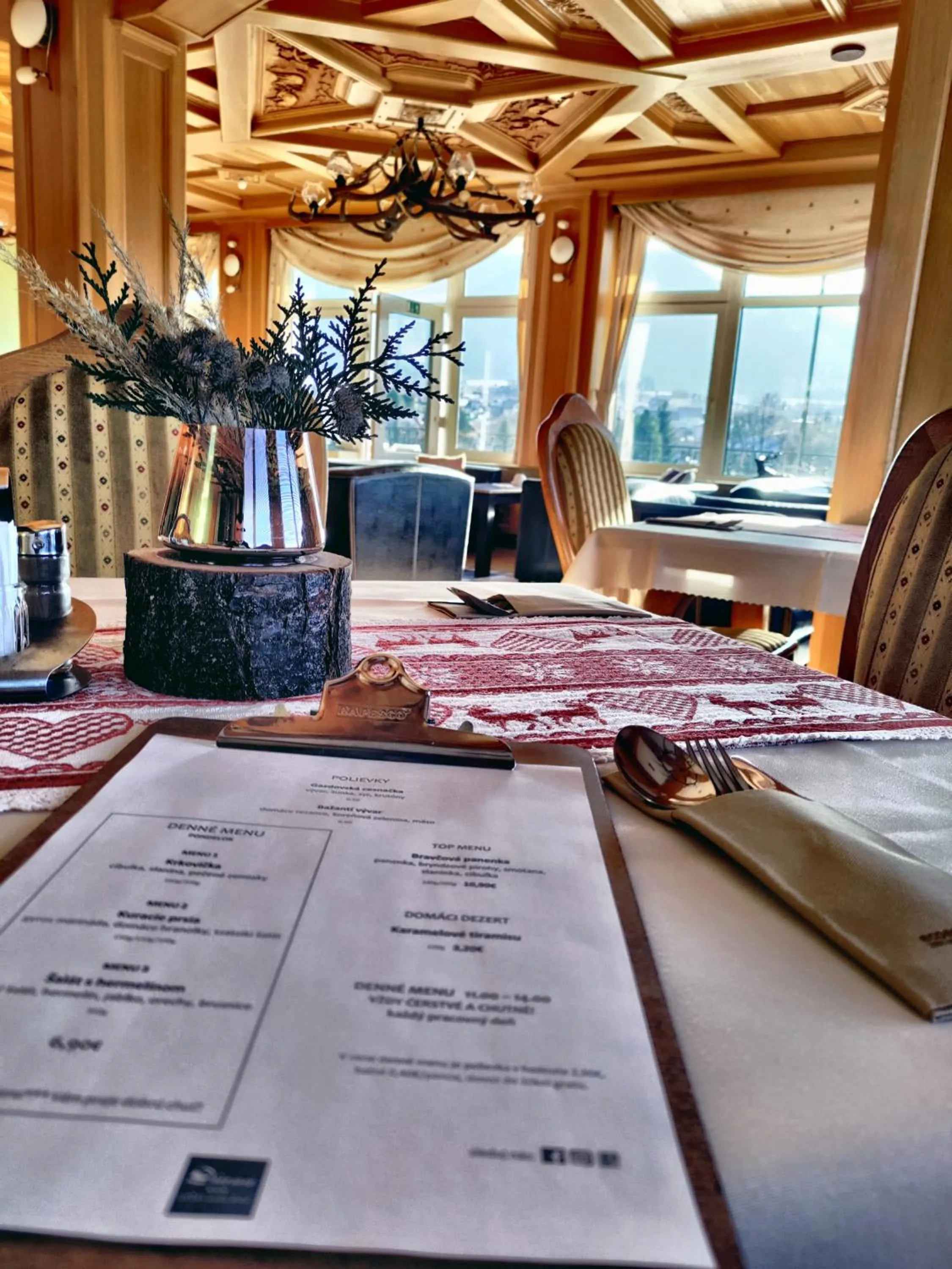 Restaurant/places to eat in Hotel Diana