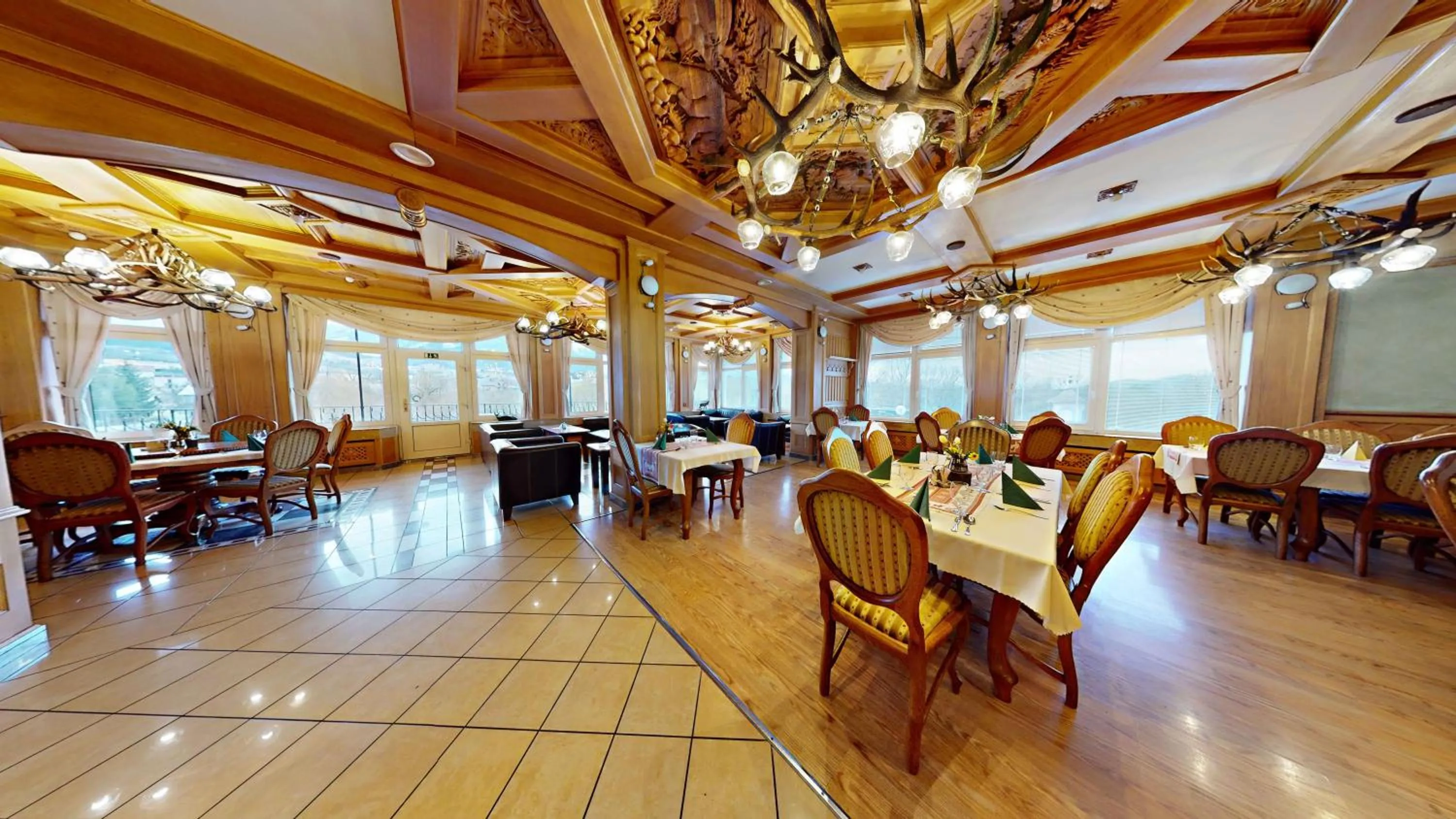 Restaurant/places to eat in Hotel Diana