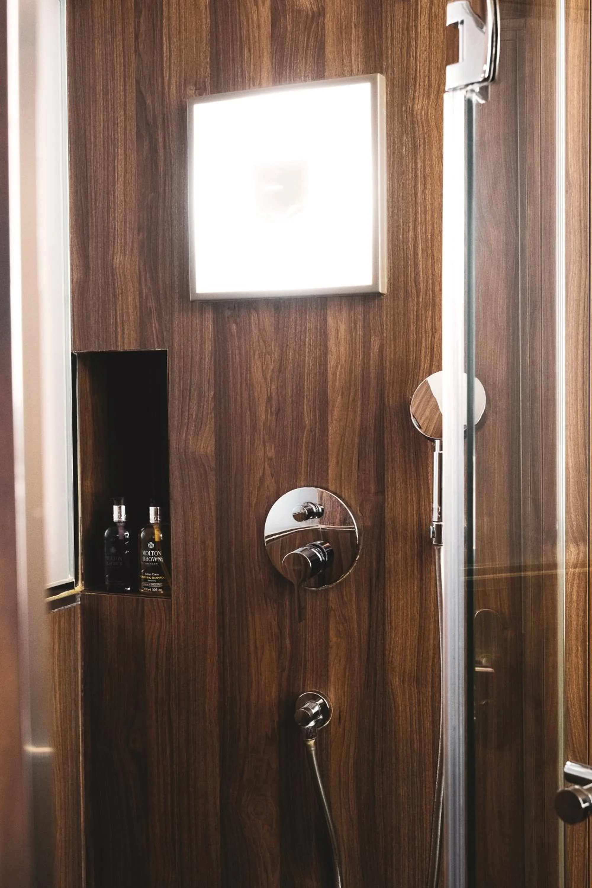 Shower in Hôtel Jules & Jim