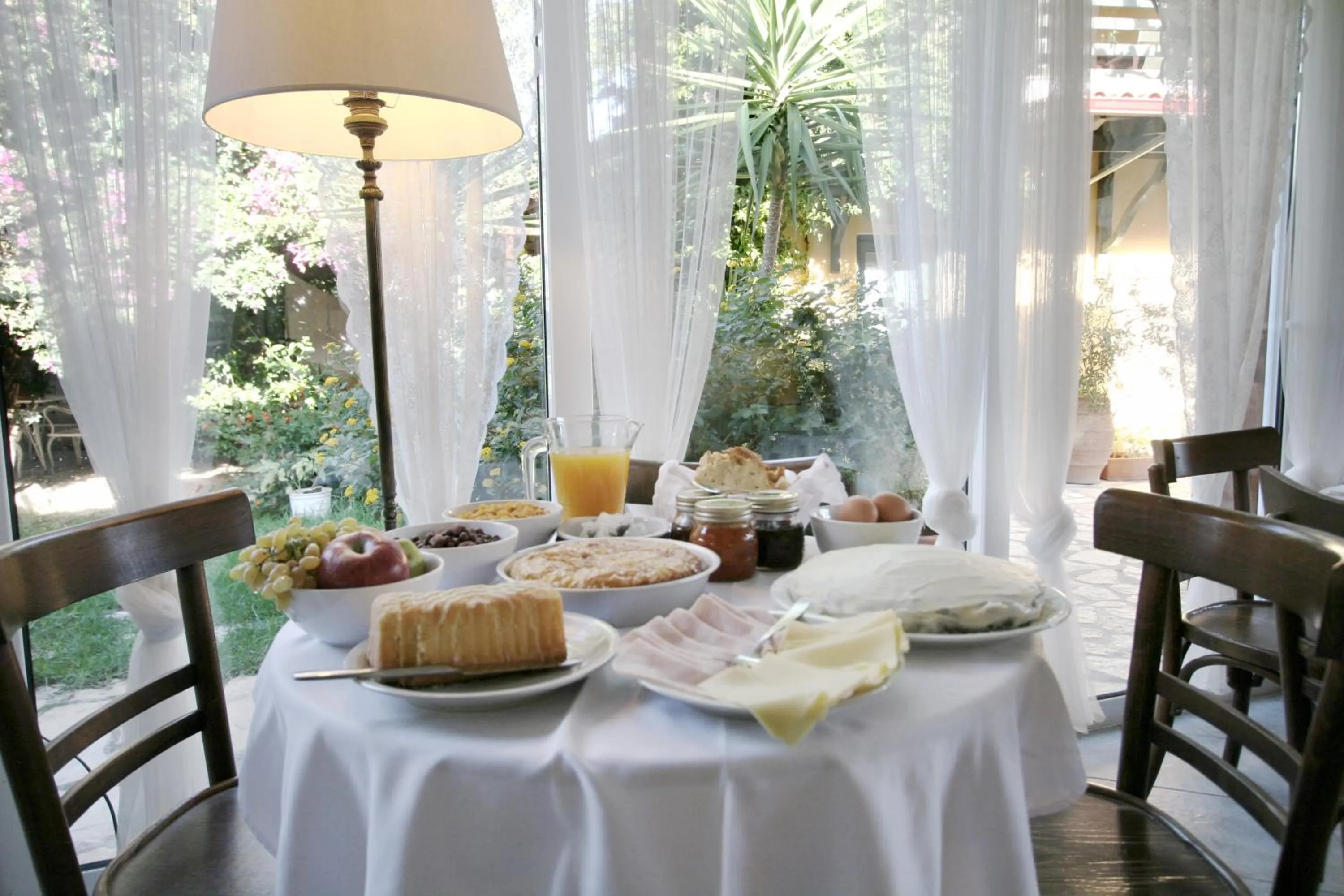 Restaurant/places to eat in Meliti Guesthouse