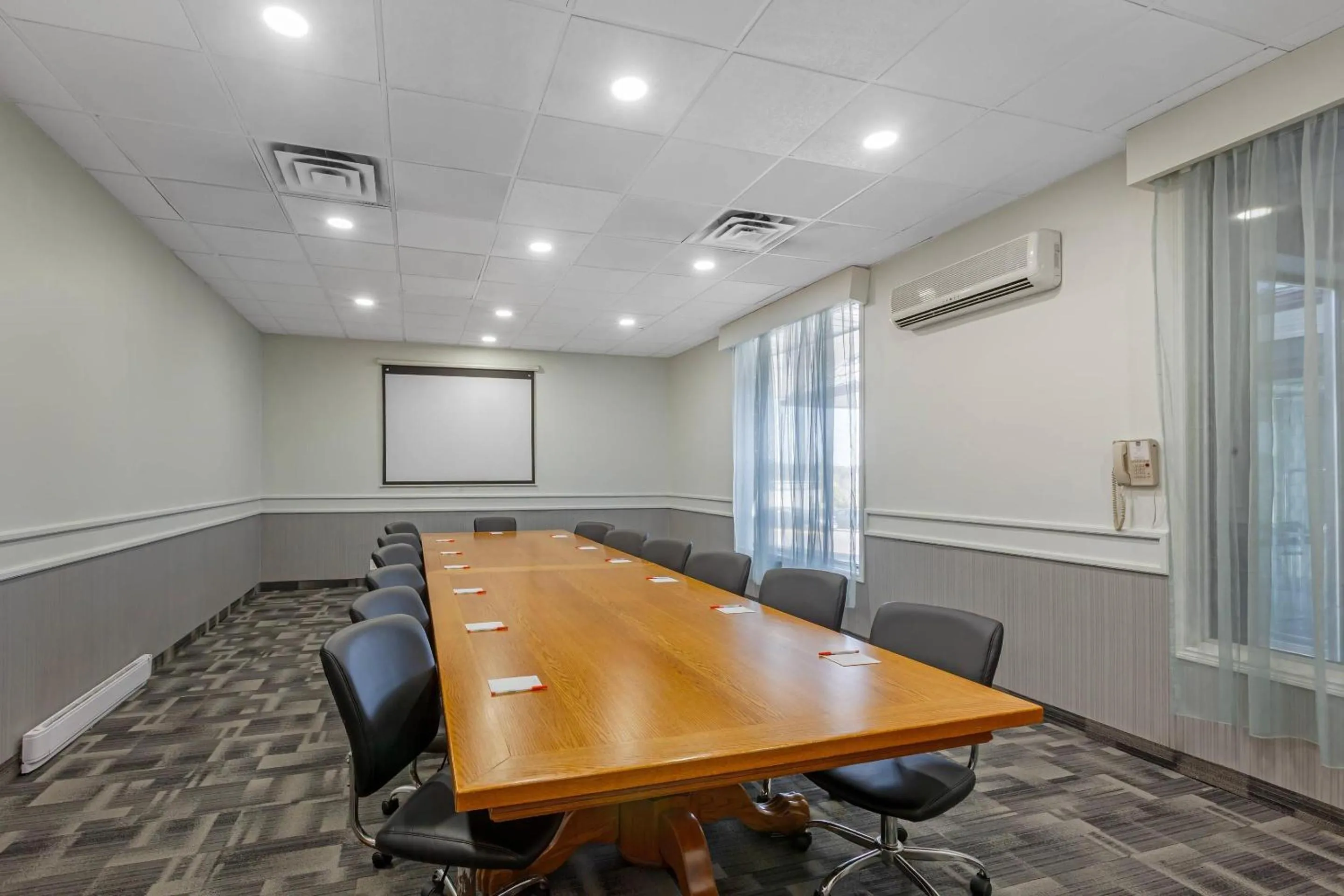 Meeting/conference room in Quality Inn & Conference Centre