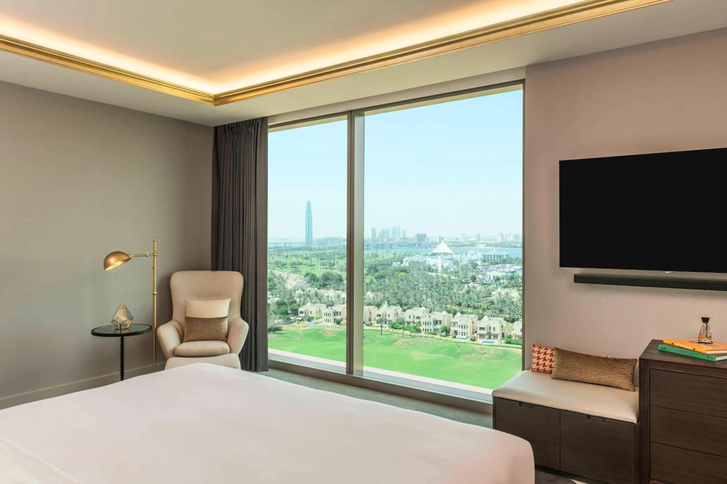 Photo of the whole room, Bed in Aloft Dubai Creek