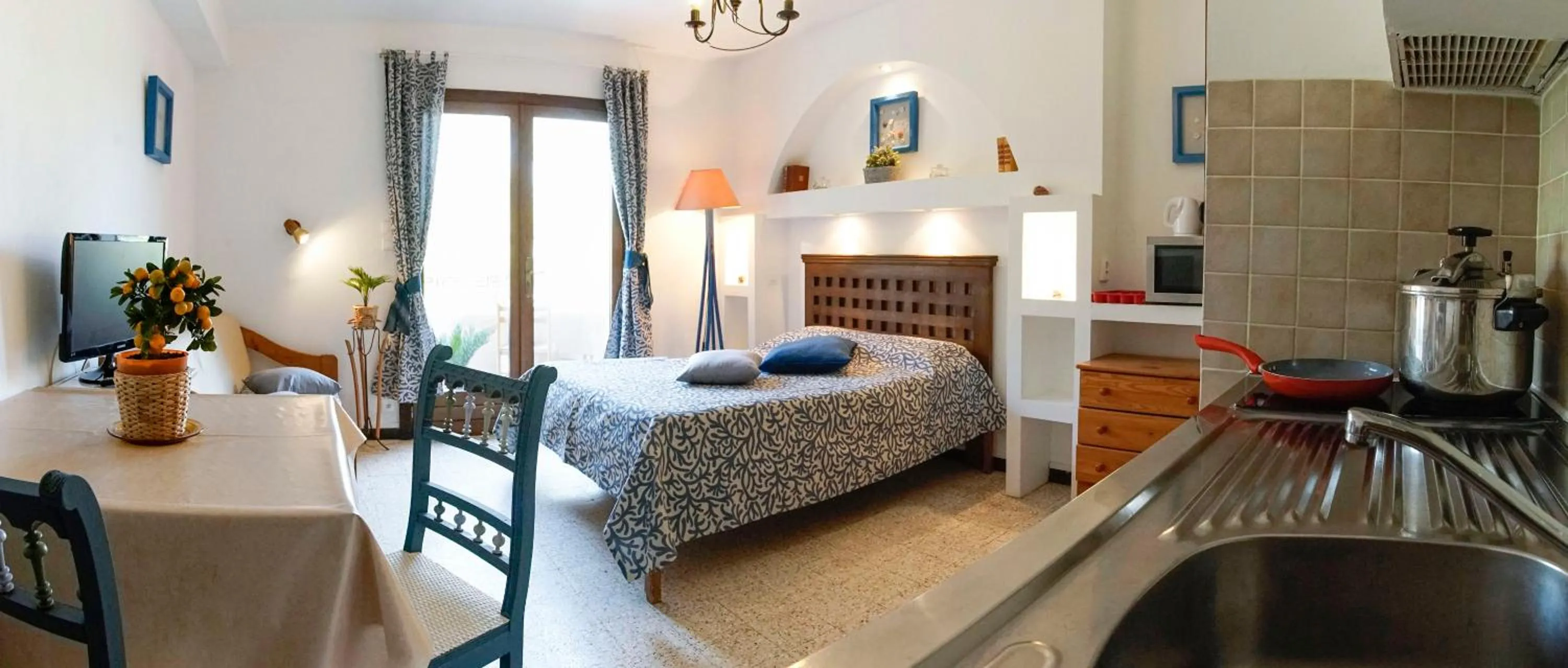 Photo of the whole room, Bed in Résidence Les Mandariniers