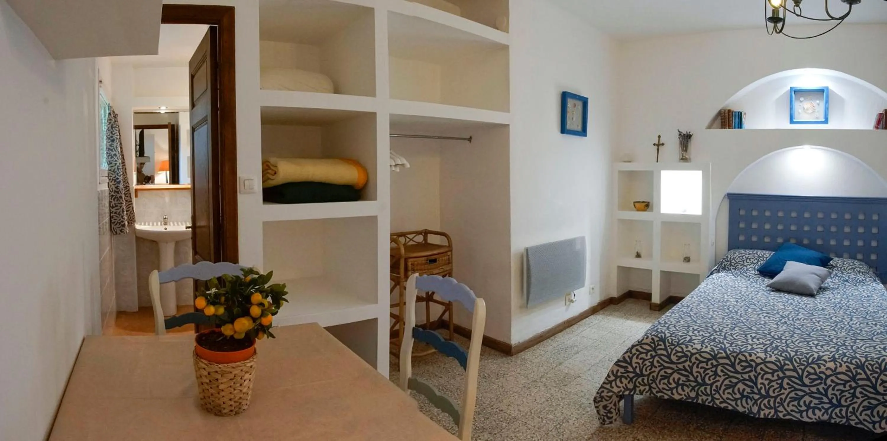 Bathroom, Bed in Résidence Les Mandariniers