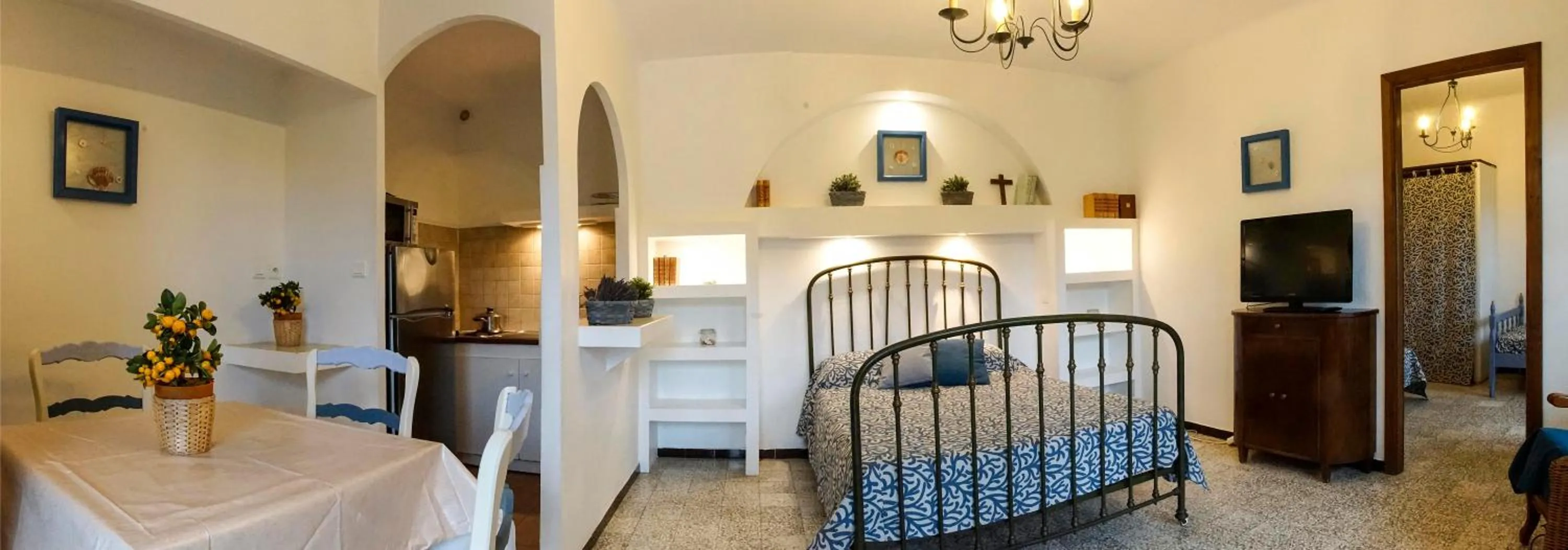 Photo of the whole room, Bed in Résidence Les Mandariniers