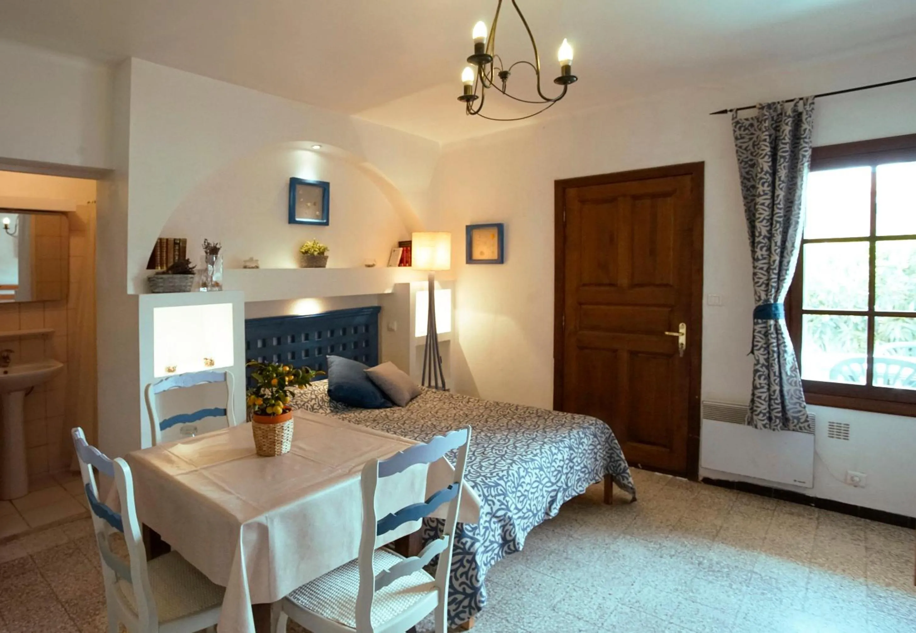 Bathroom, Bed in Résidence Les Mandariniers