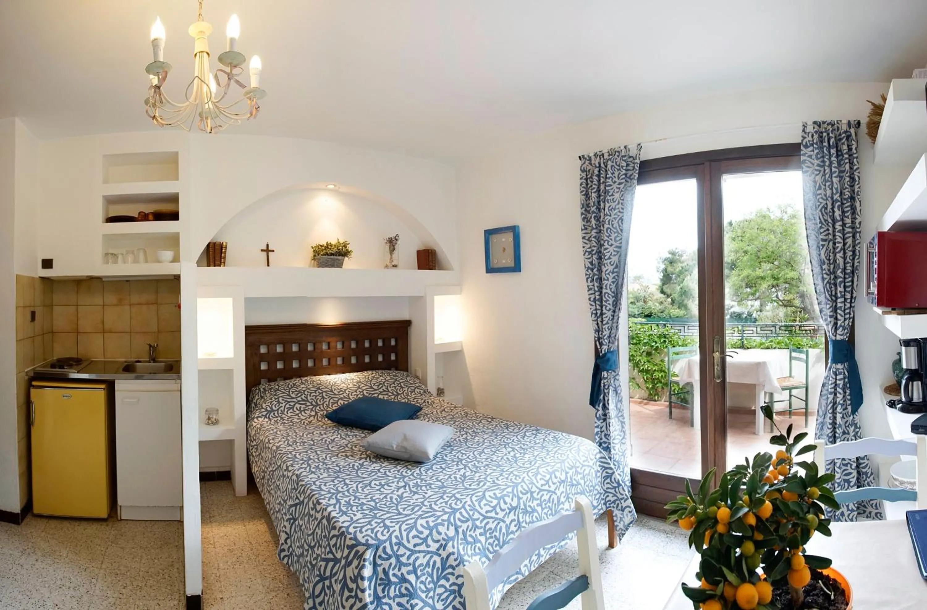 Balcony/Terrace, Bed in Résidence Les Mandariniers