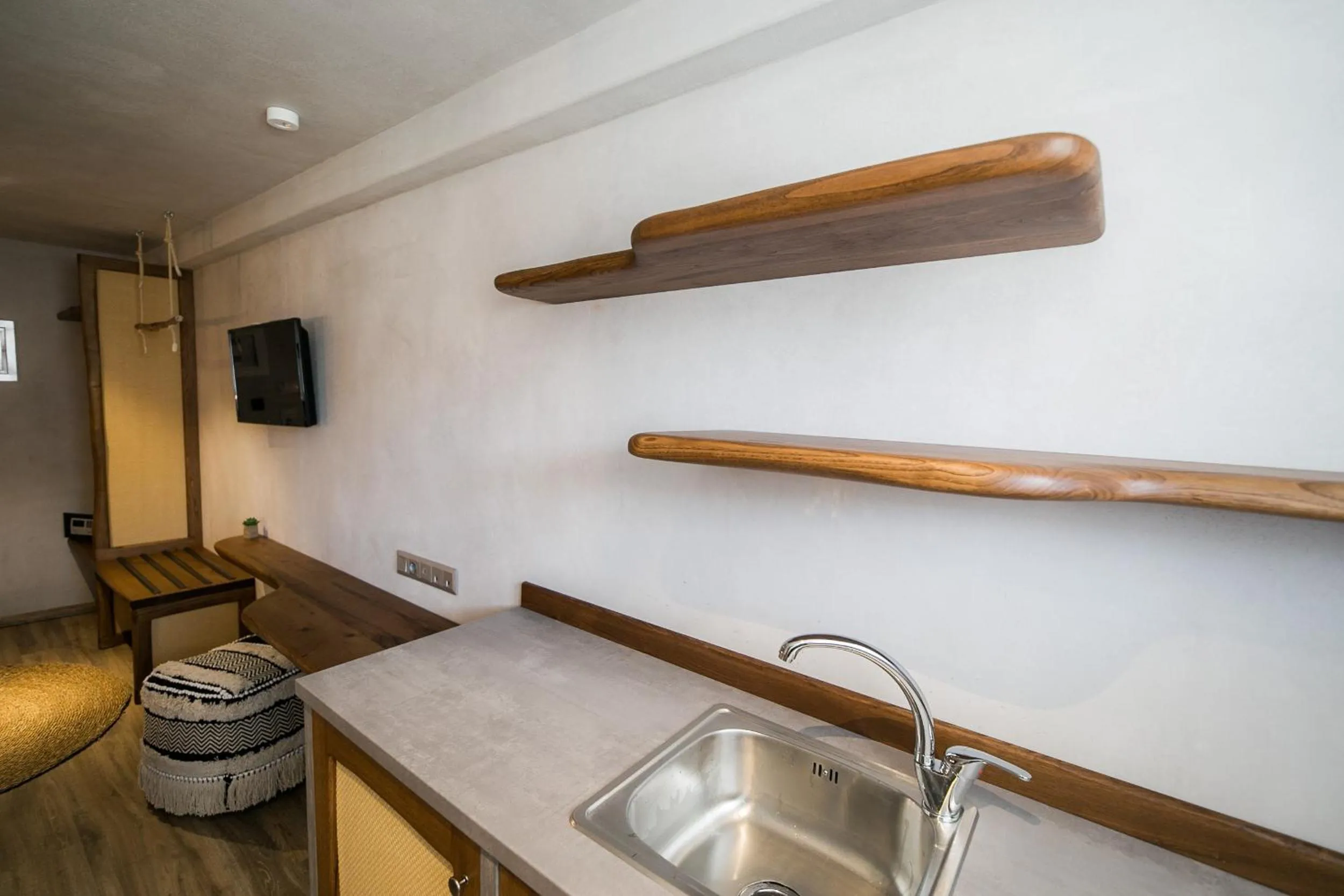 TV and multimedia in Sunrise Village Hotel Apartments