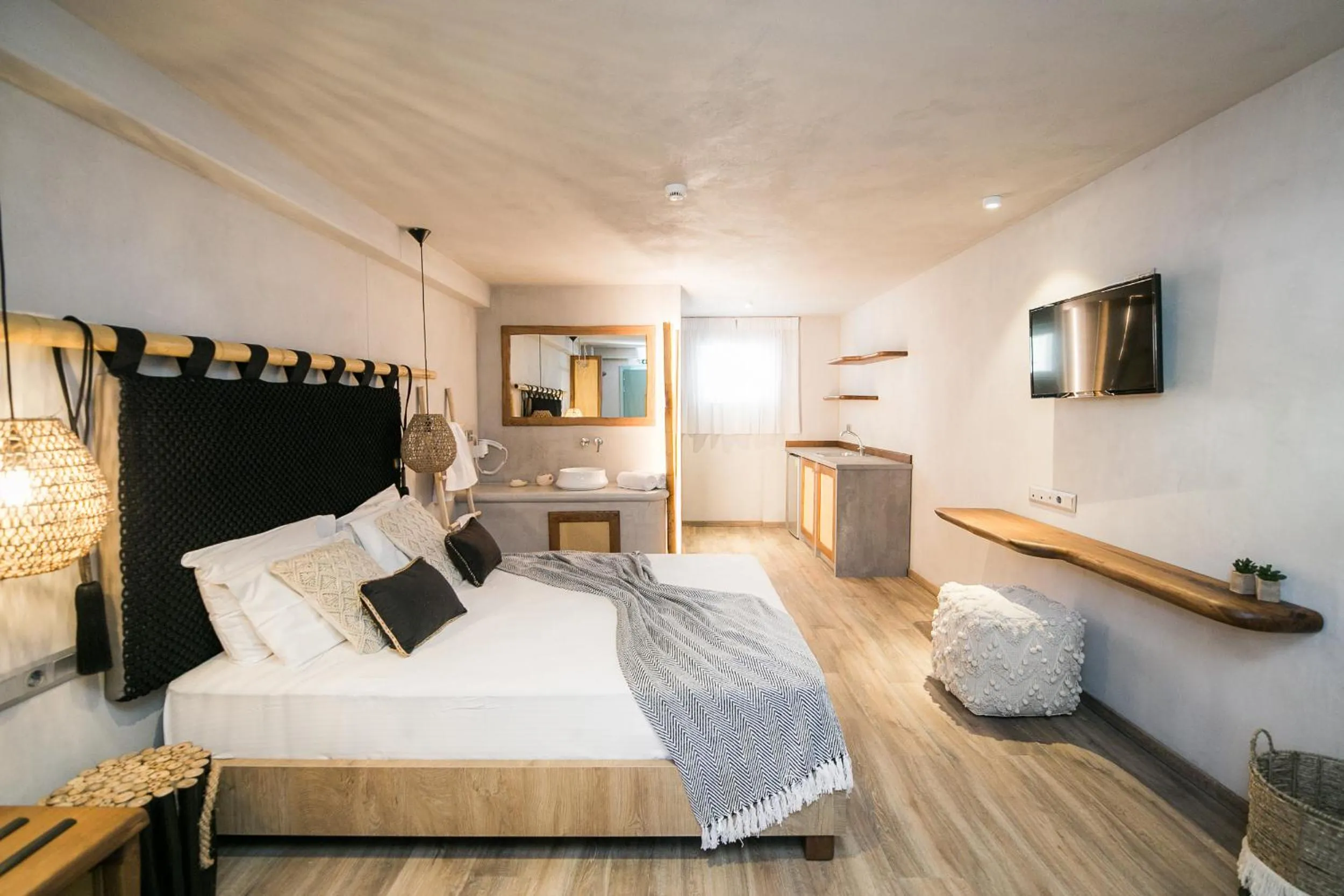 Communal lounge/ TV room, Bed in Sunrise Village Hotel Apartments