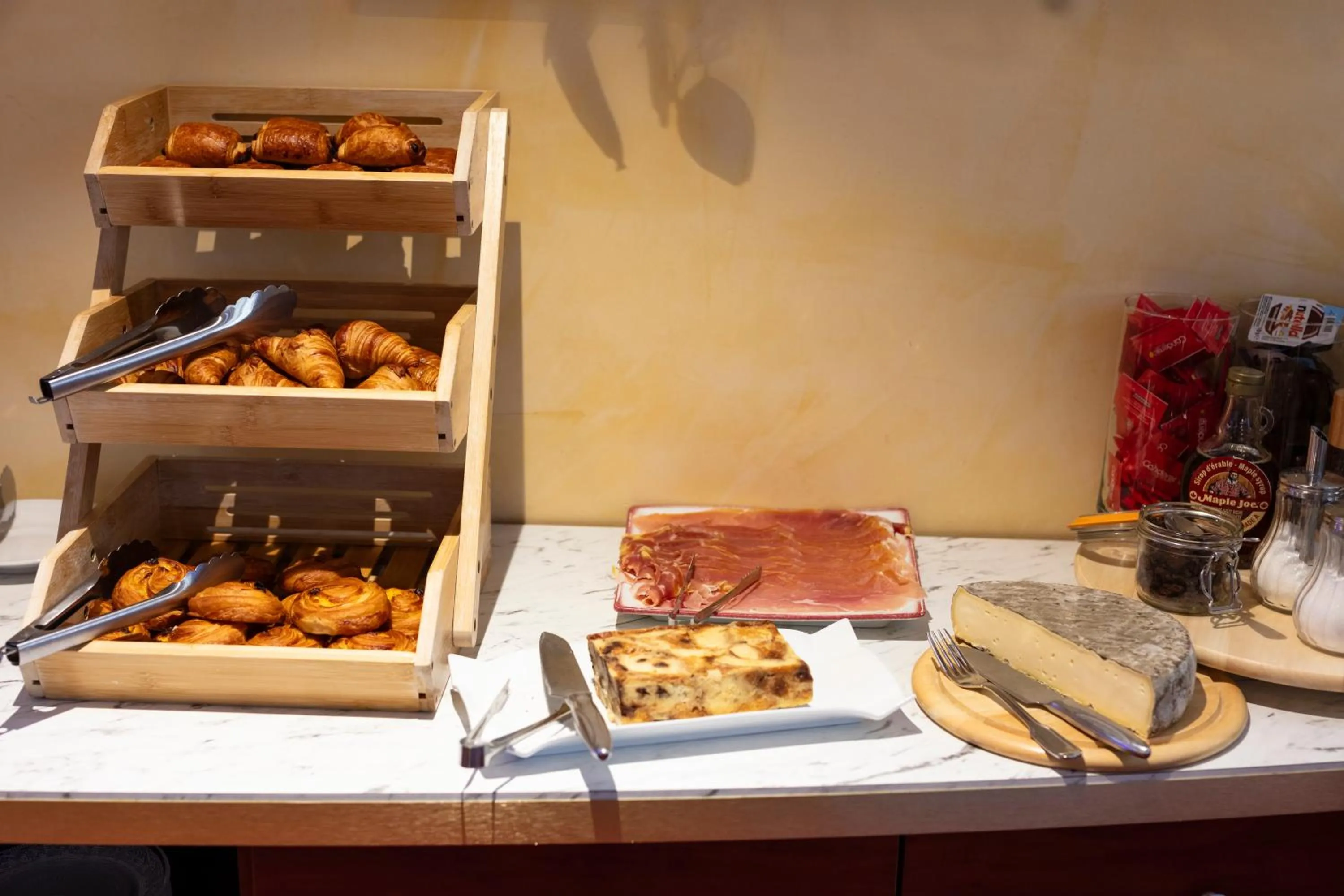 Buffet breakfast in Artémis Hôtel & Spa Bistro Coquet