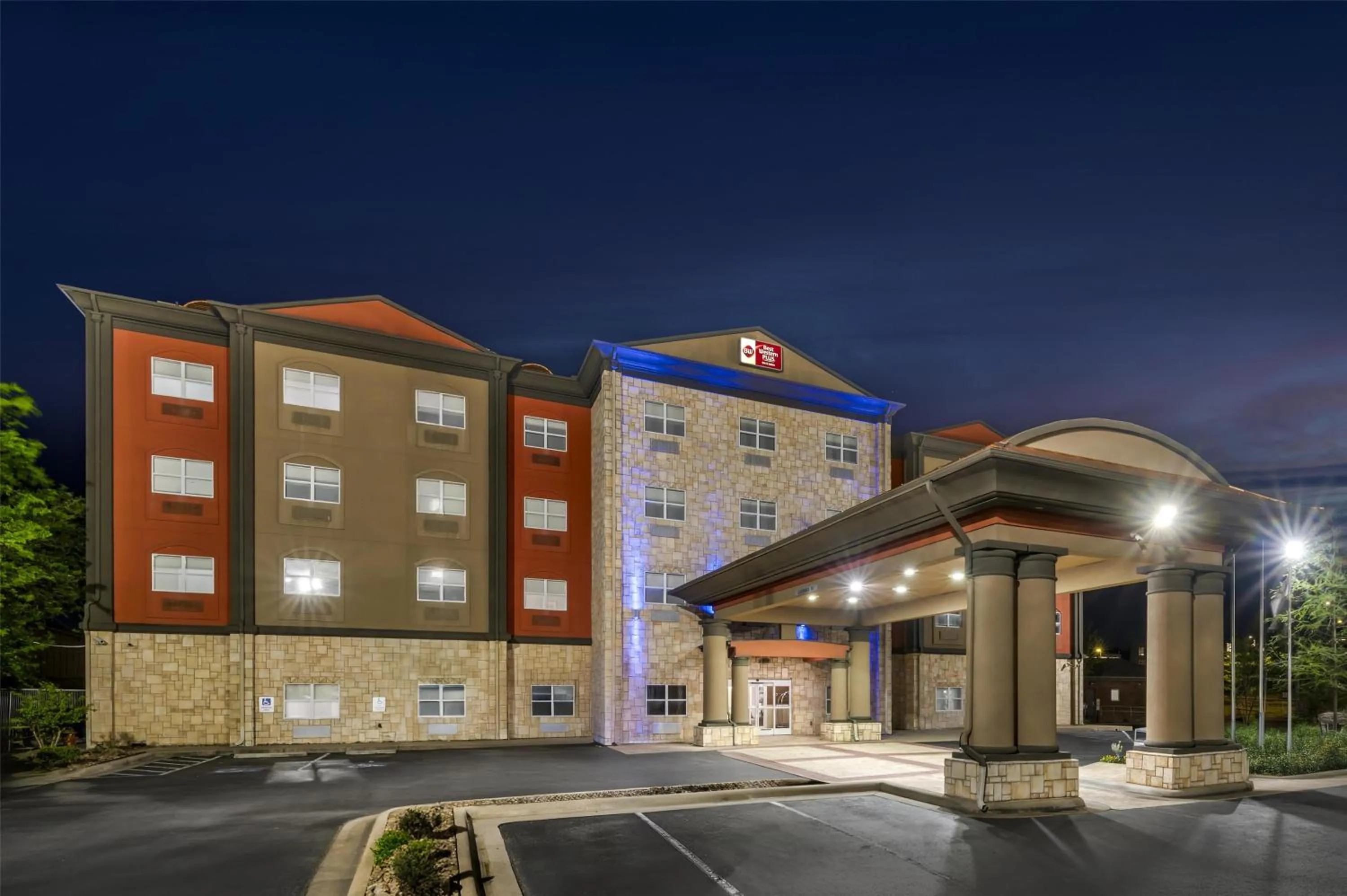 Property building in Best Western Plus JFK Inn & Suites