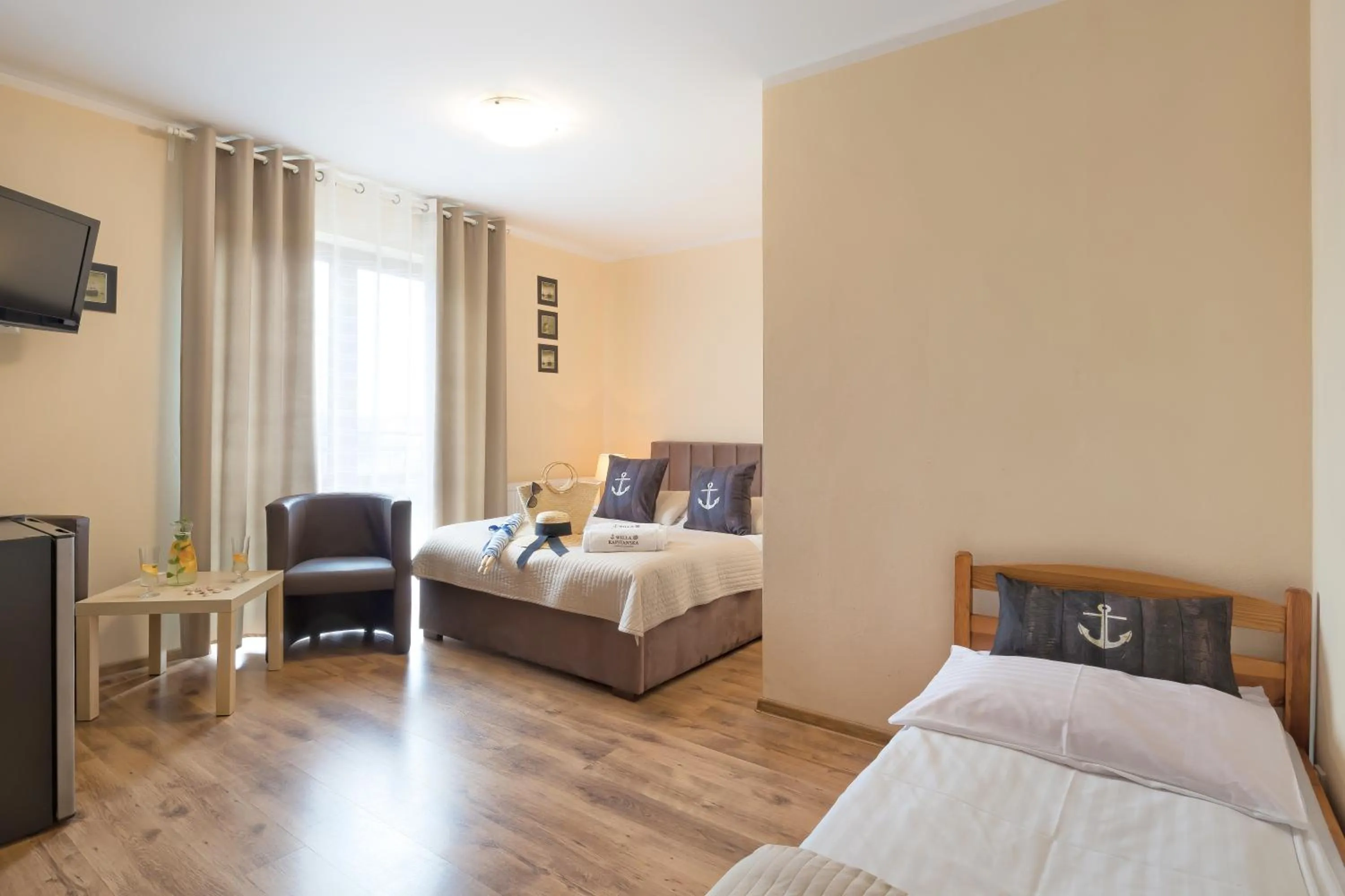 Communal lounge/ TV room, Bed in Willa Kapitańska i Willa Marynarska