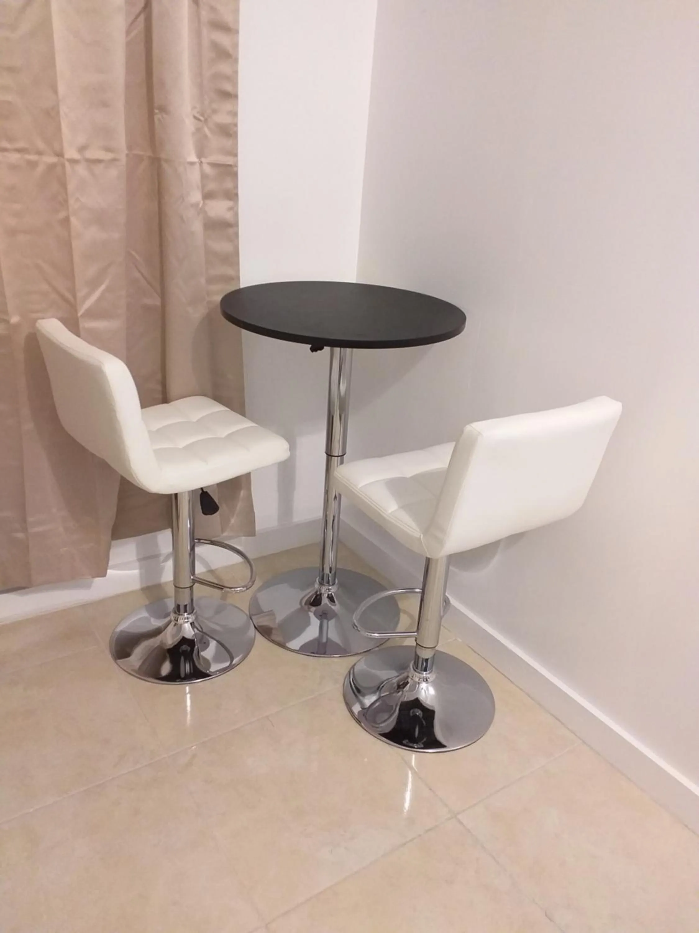 Seating area in BELL At The Airport Suites Adults Only - Free Airport Transportation