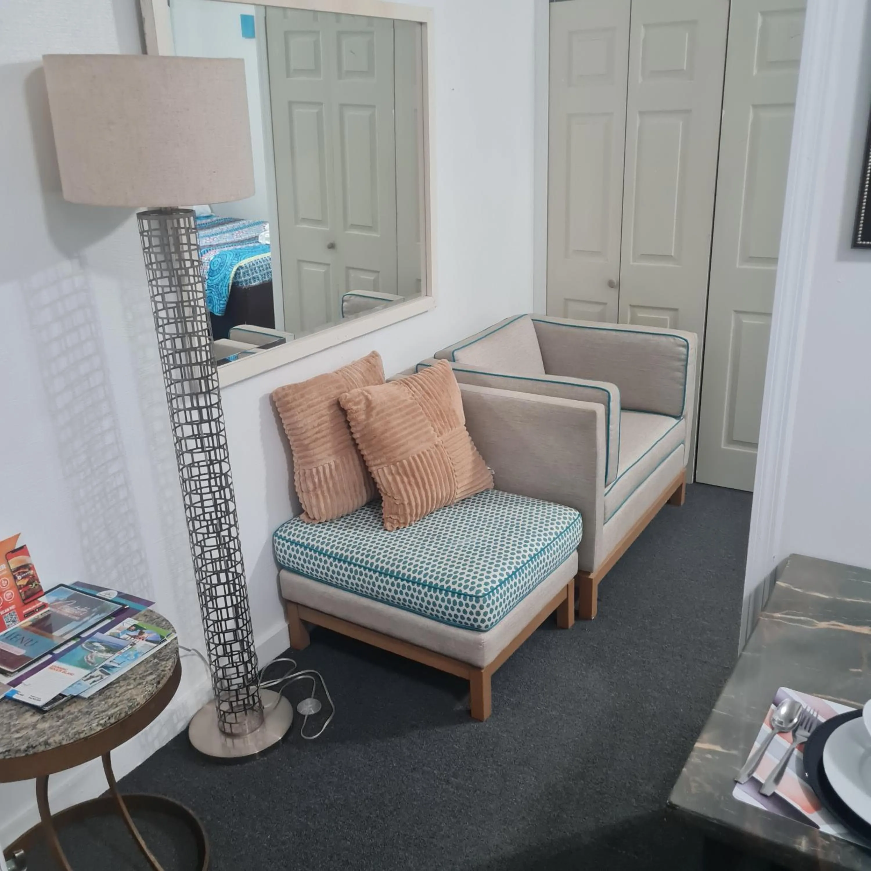 Seating area in BELL At The Airport Suites Adults Only - Free Airport Transportation