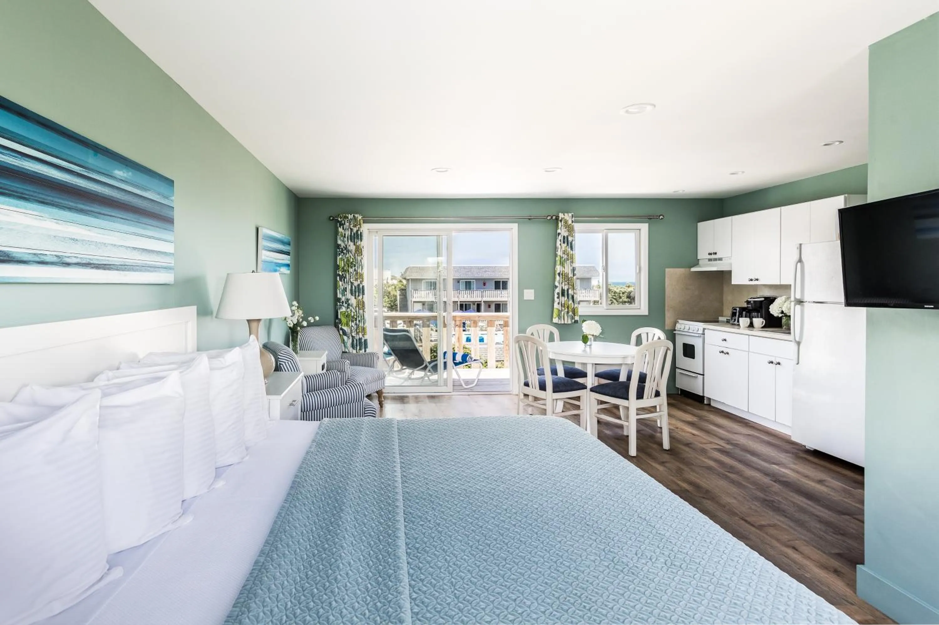 Kitchen or kitchenette, Bed in Hartman's Briney Breezes Beach Resort