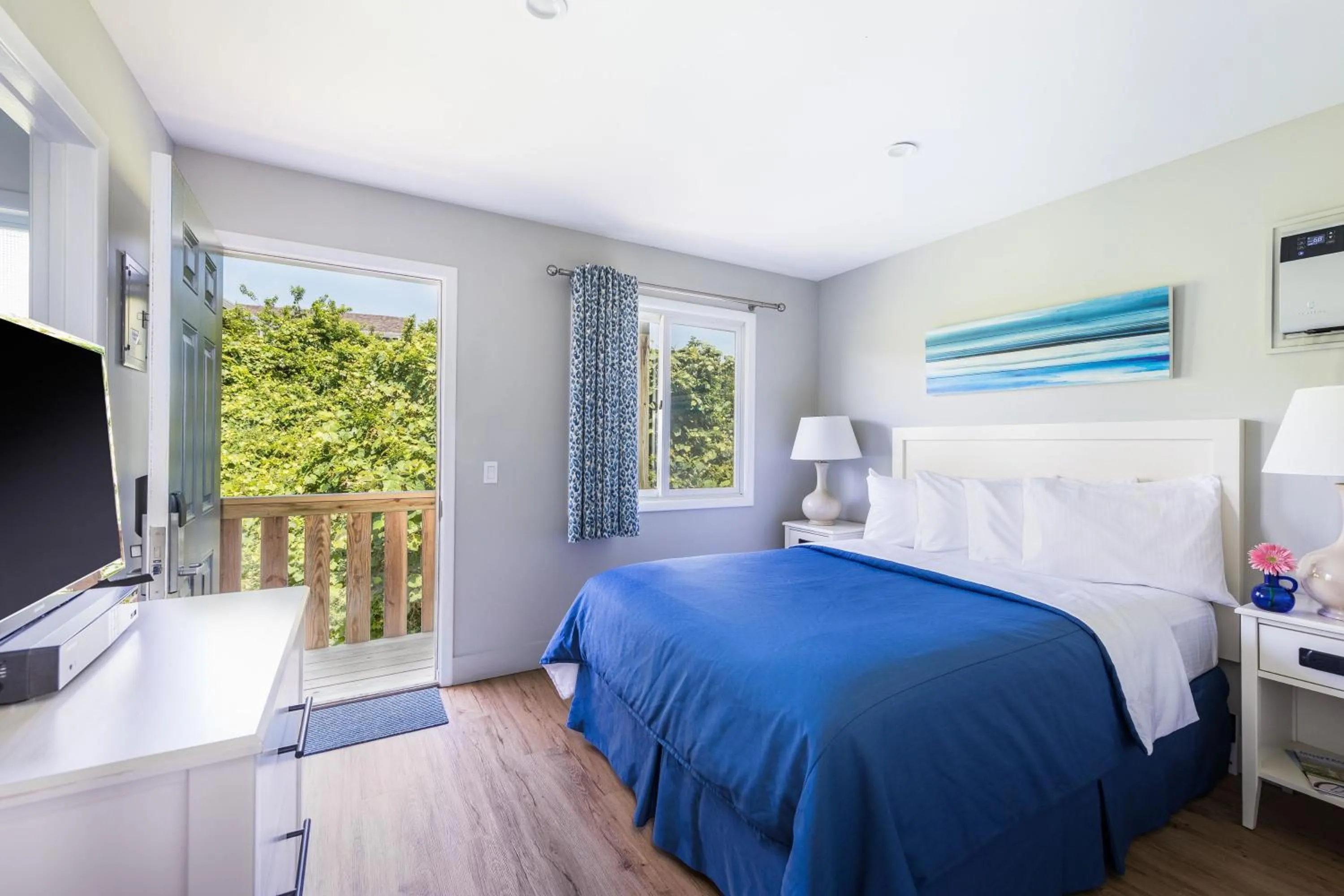 Bathroom, Bed in Hartman's Briney Breezes Beach Resort