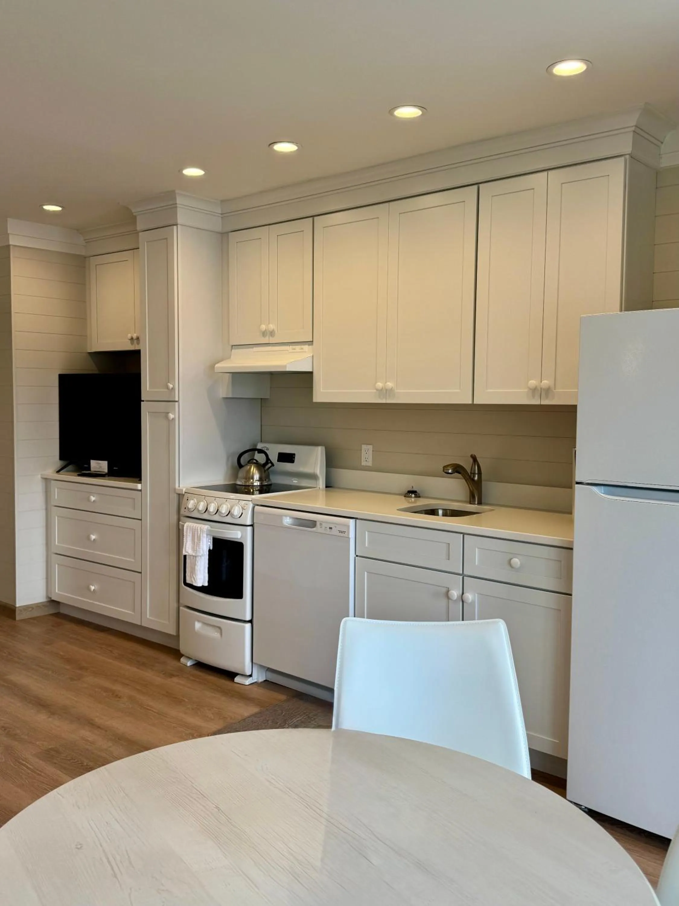 Kitchen or kitchenette in Hartman's Briney Breezes Beach Resort