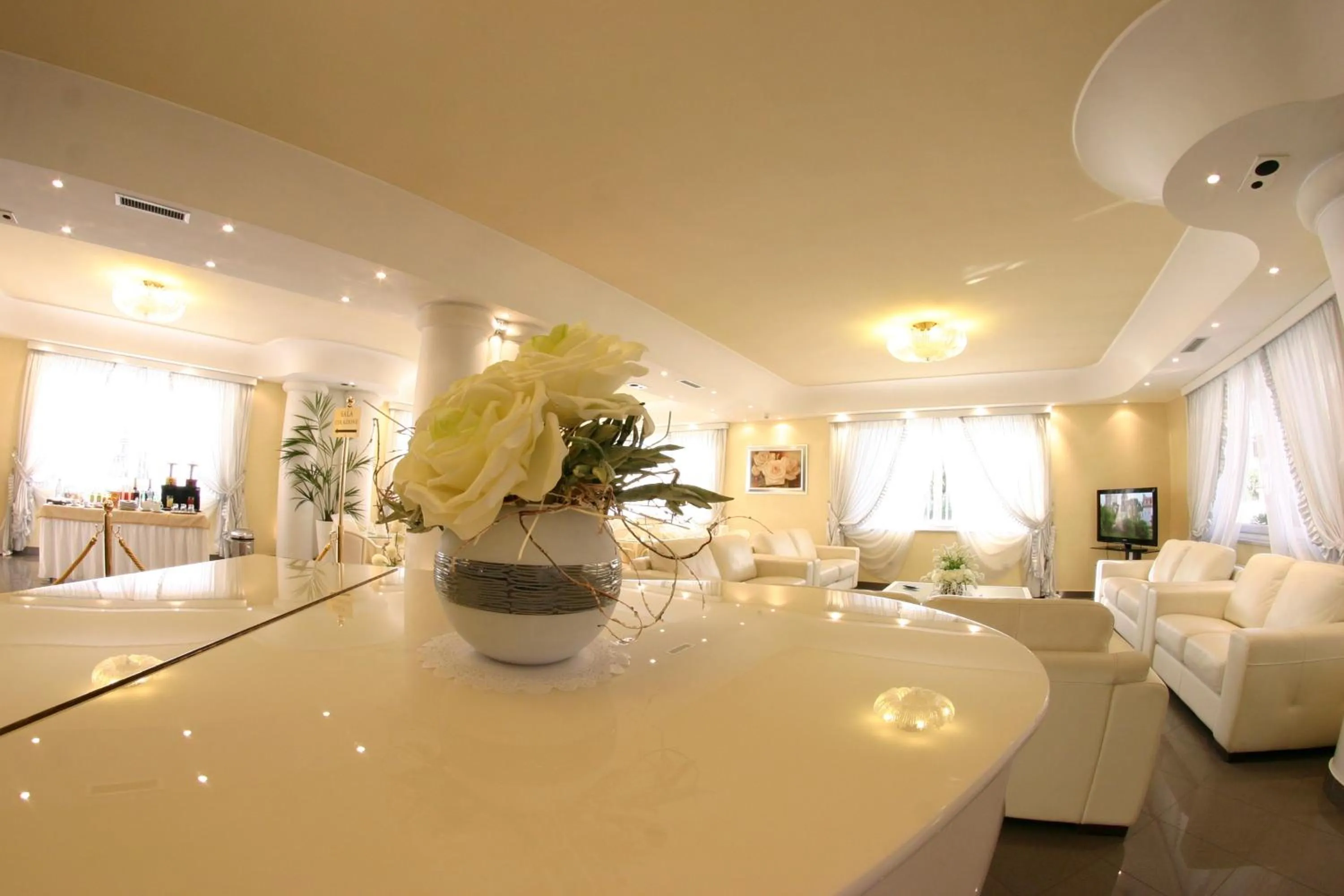 Communal lounge/ TV room in Hotel Luxor