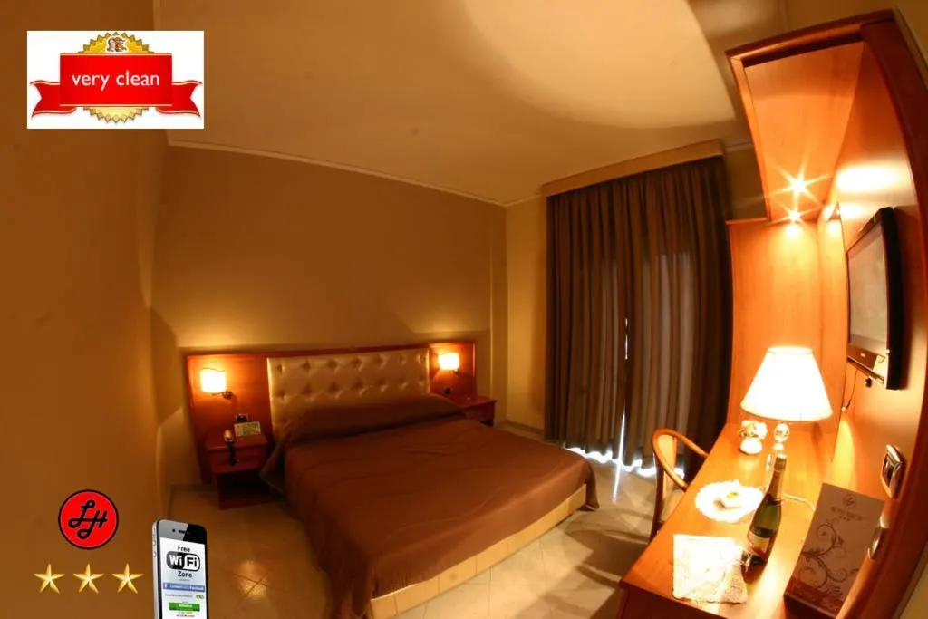 Balcony/Terrace, Bed in Hotel Luxor