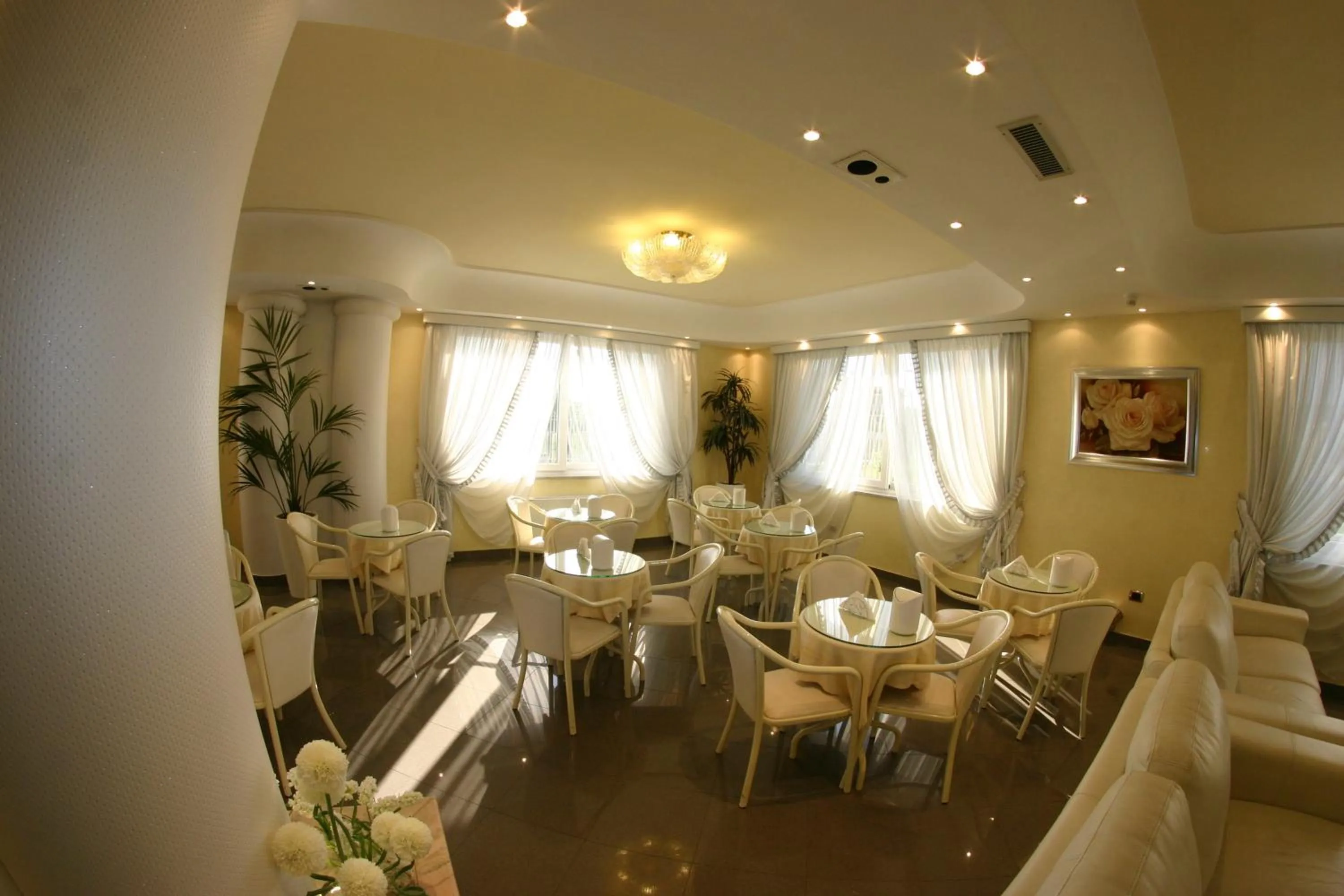 Communal lounge/ TV room in Hotel Luxor