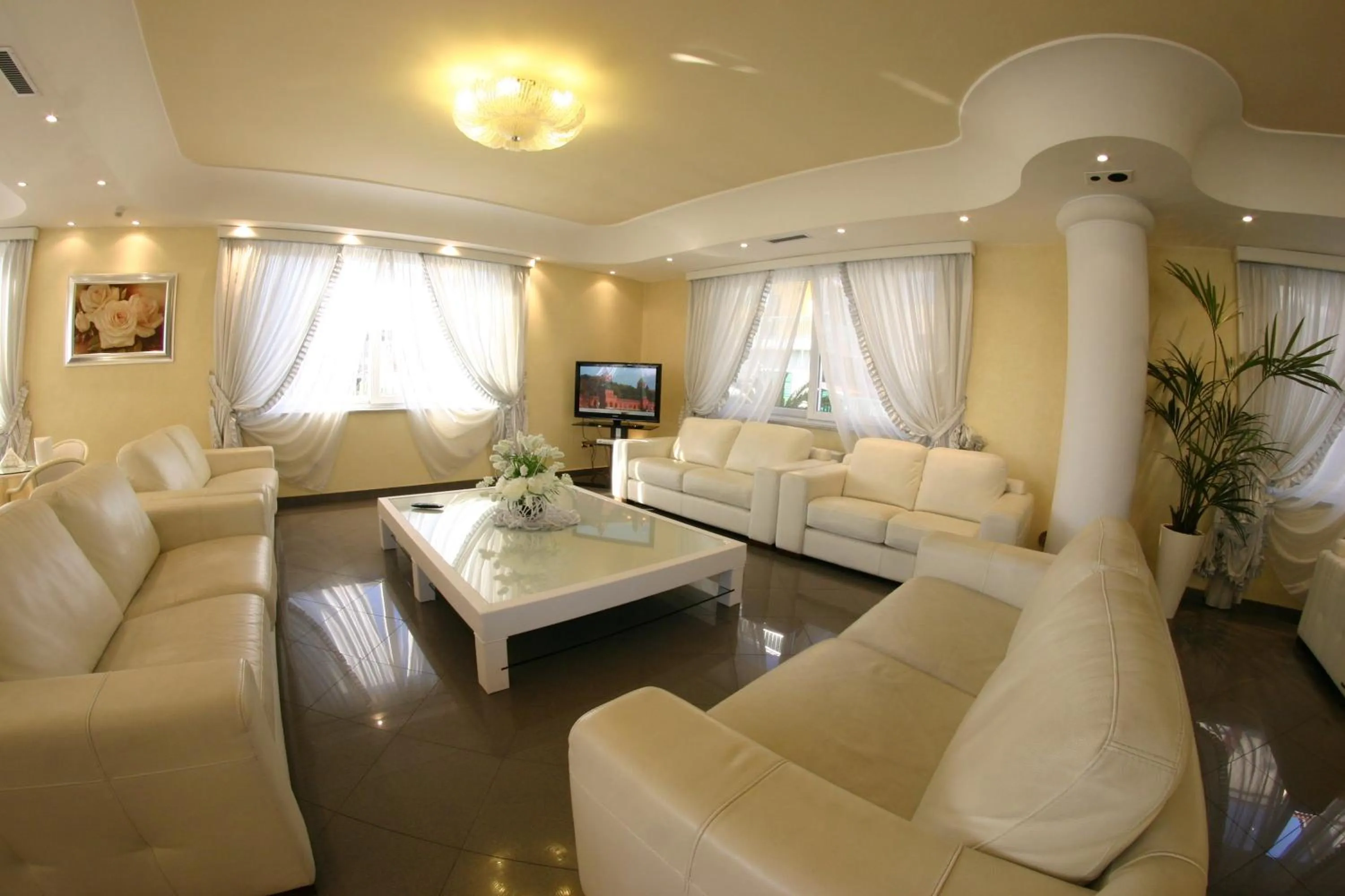 Communal lounge/ TV room in Hotel Luxor