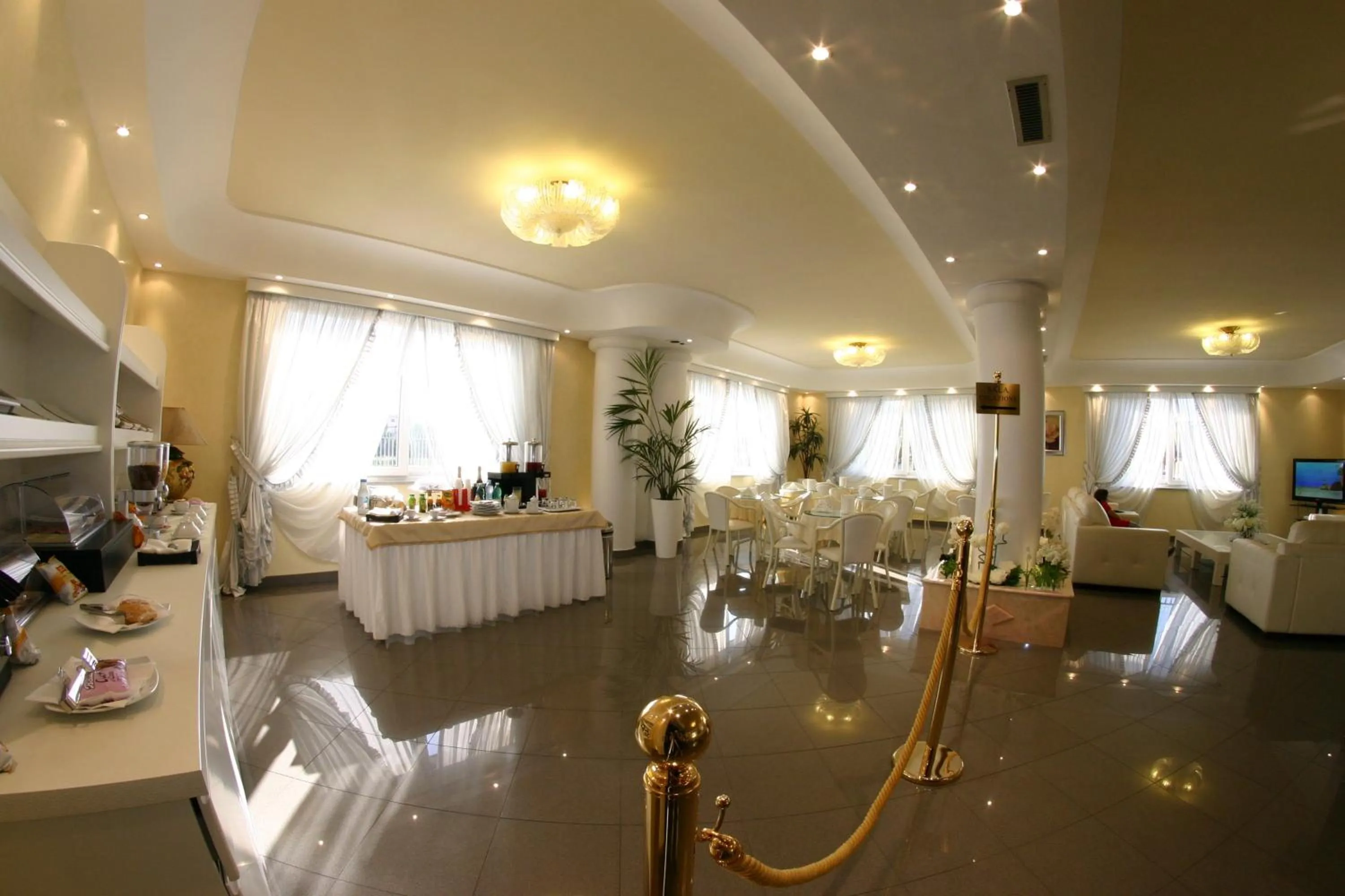 Communal lounge/ TV room in Hotel Luxor