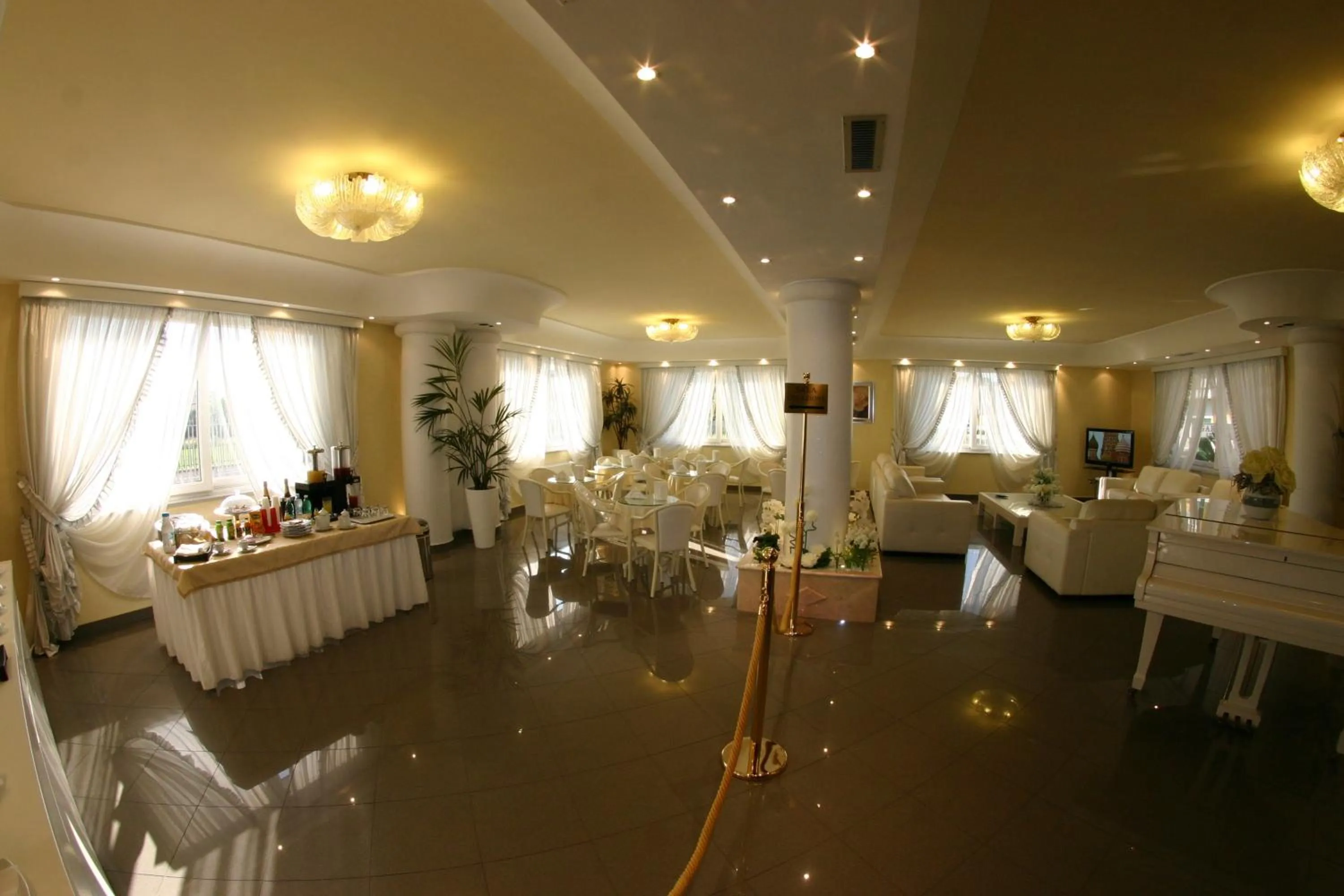 Communal lounge/ TV room in Hotel Luxor