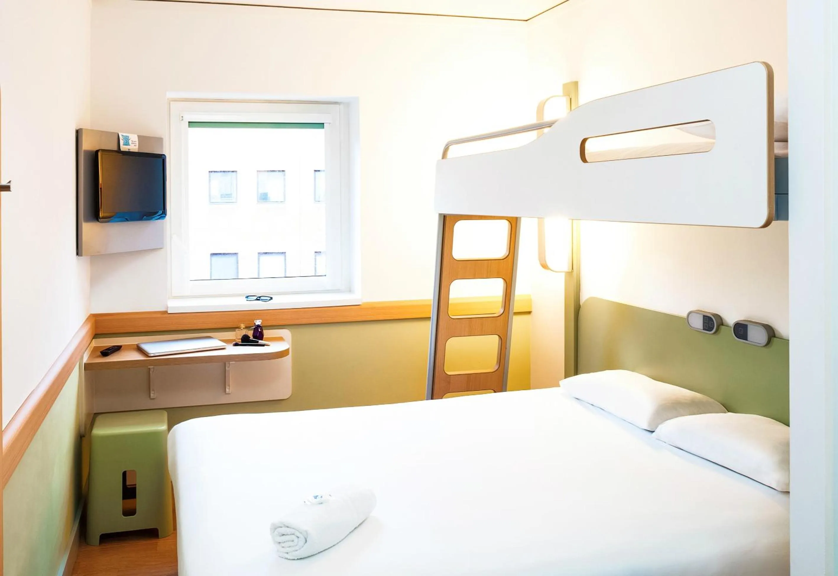 Bedroom, Bed in ibis budget Birmingham Centre