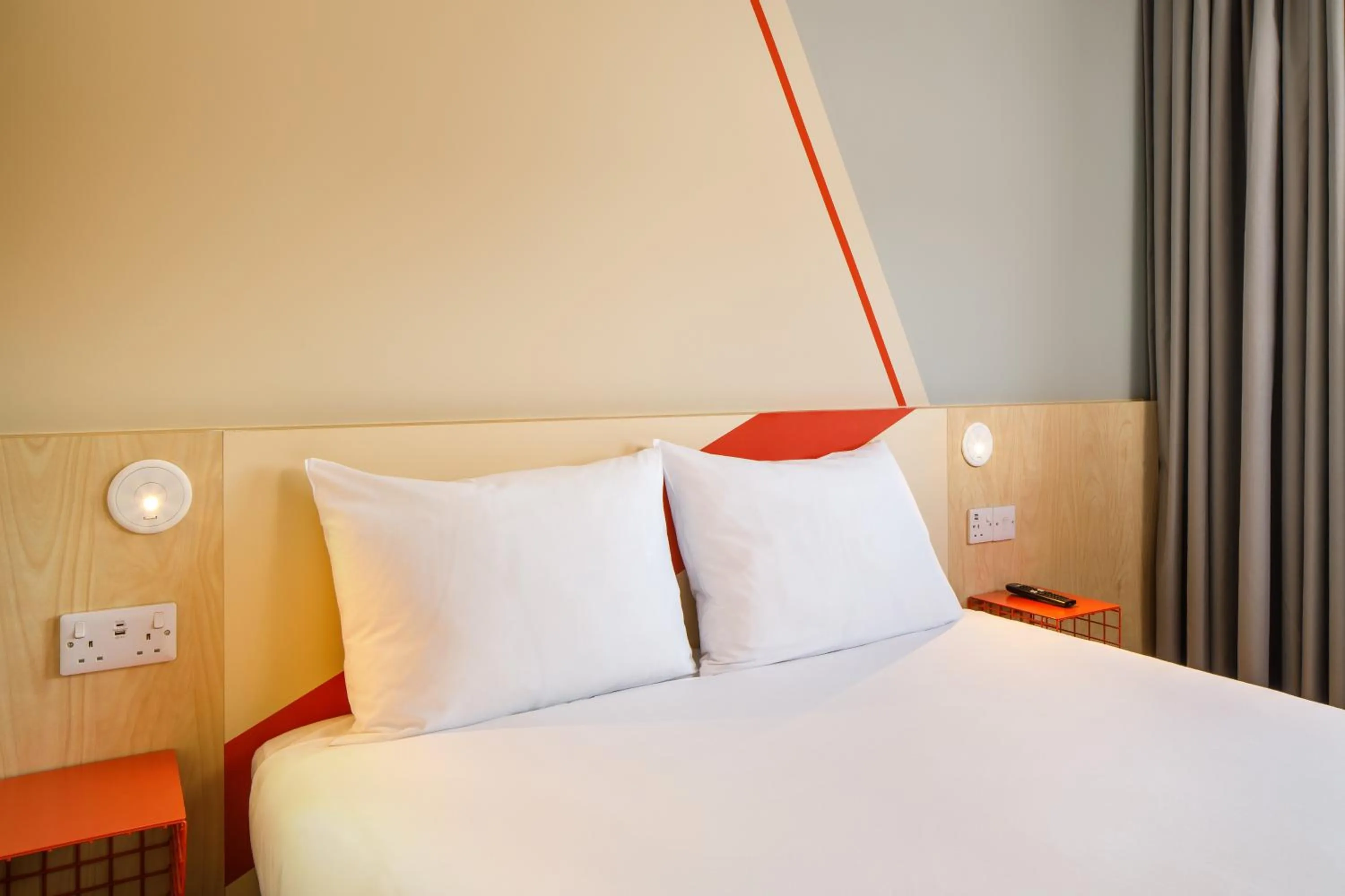 Bedroom, Bed in ibis budget Birmingham Centre