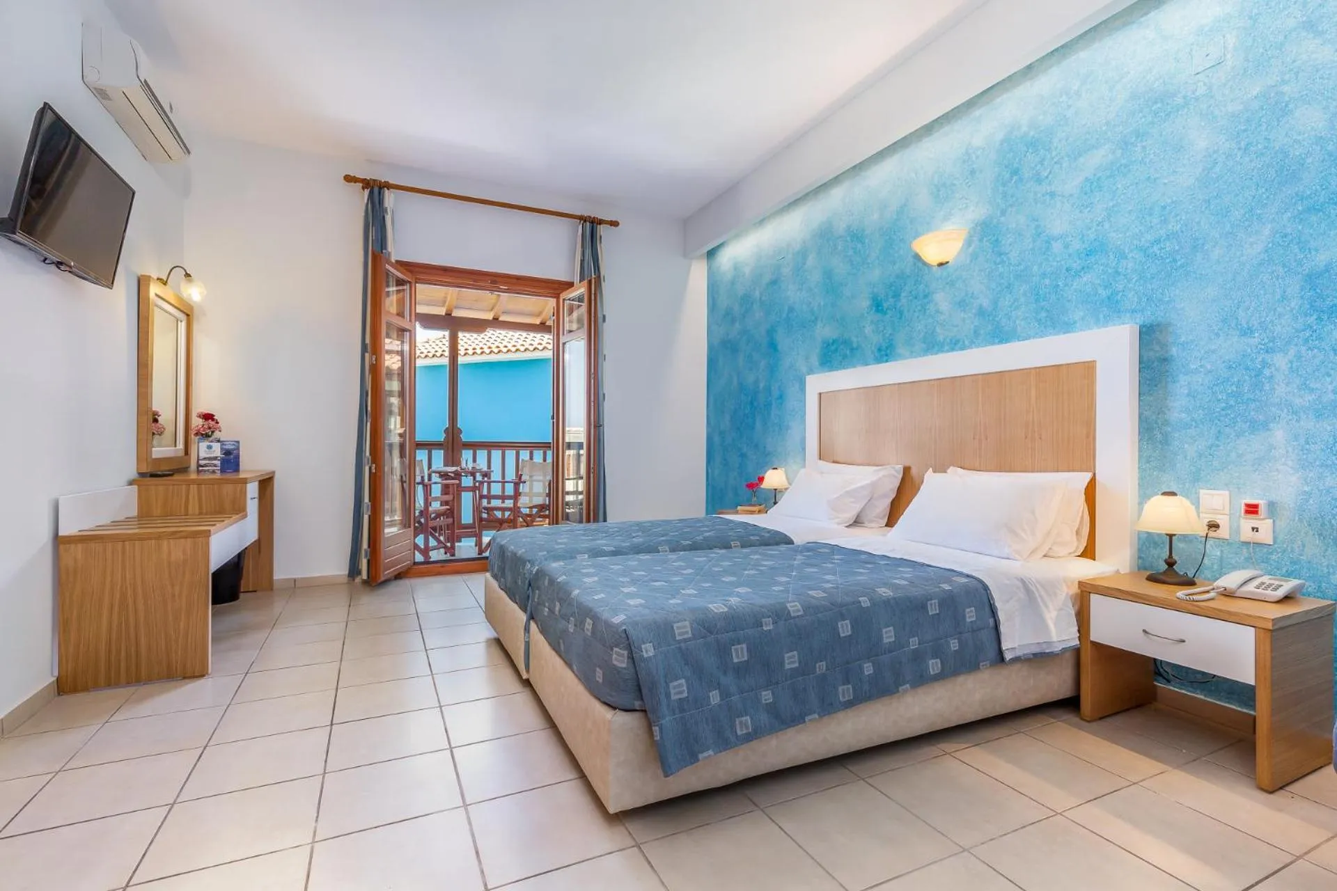 Photo of the whole room, Bed in Aeolos Hotel