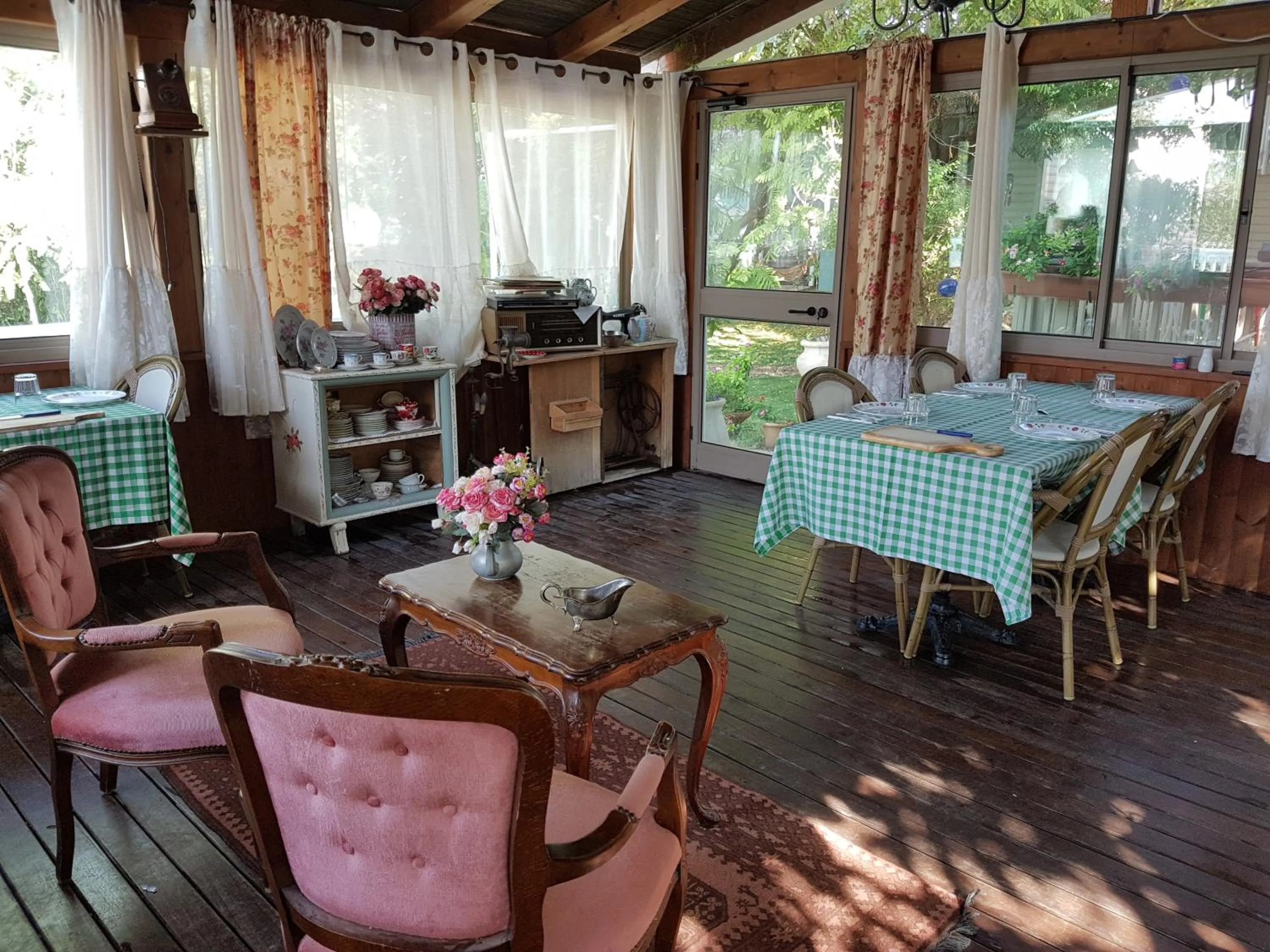 Restaurant/places to eat in Betzel Ha'Ella