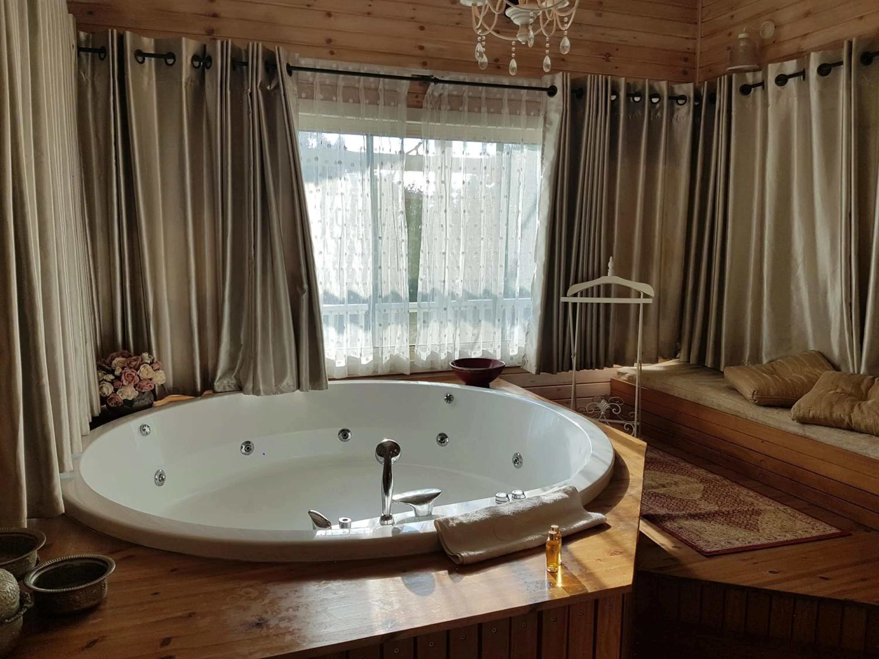 Hot Tub in Betzel Ha'Ella