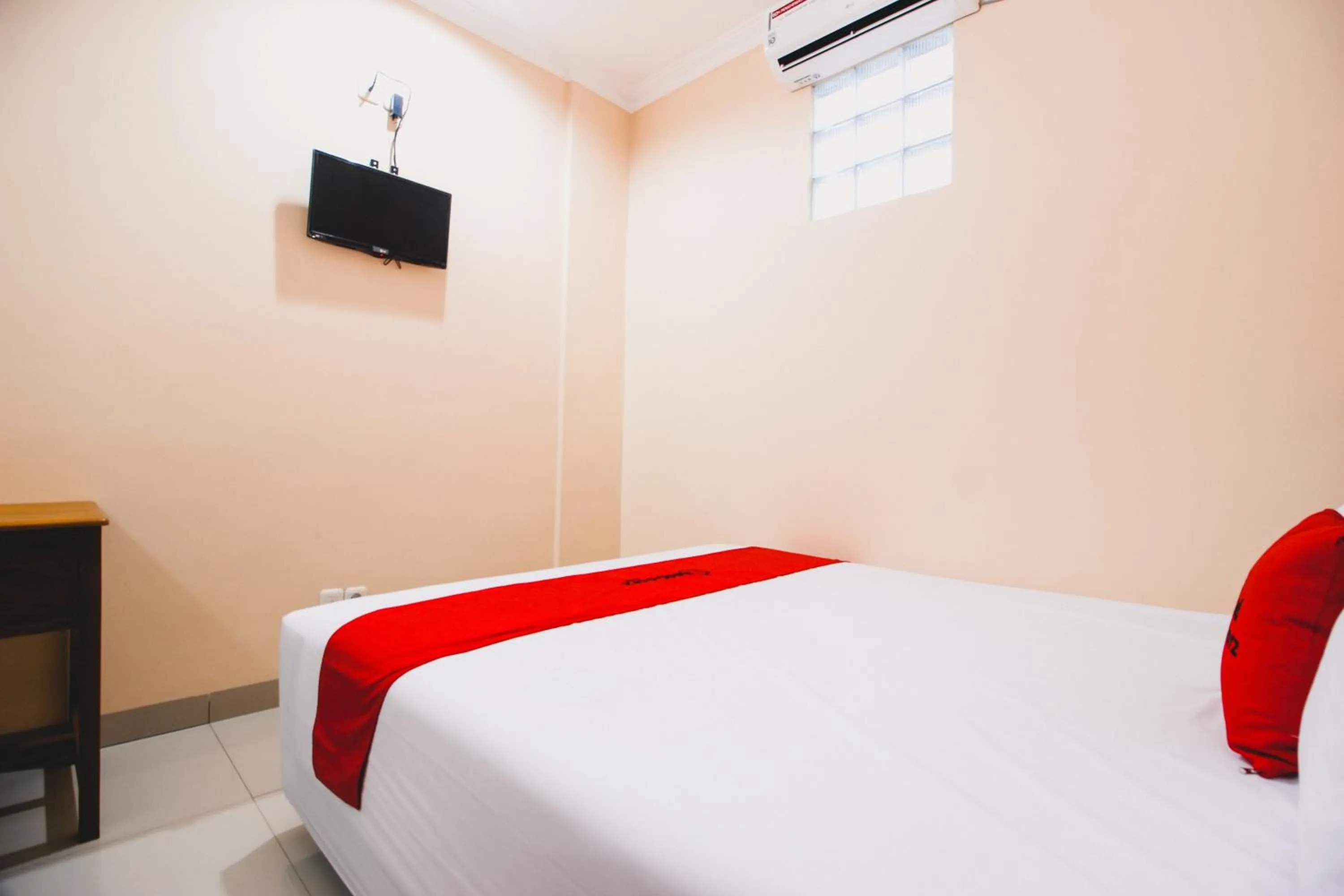 Bedroom, Bed in RedDoorz Plus @ Pogung Raya