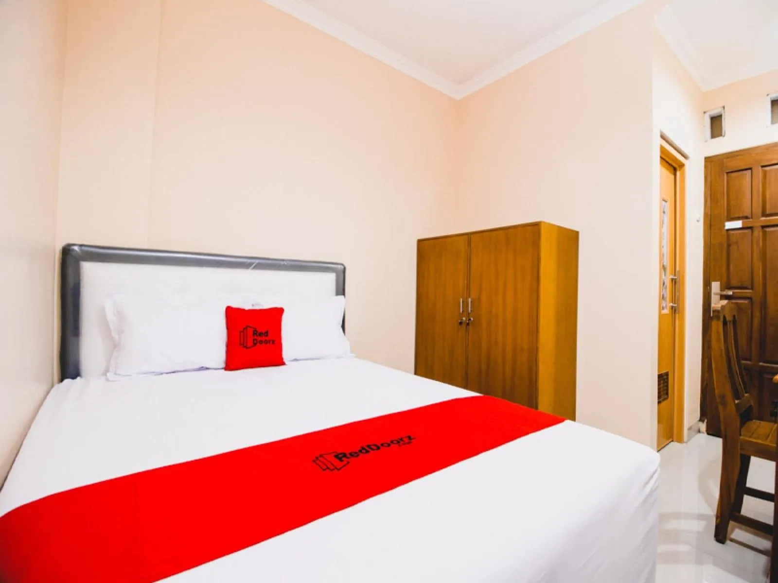 Bedroom, Bed in RedDoorz Plus @ Pogung Raya