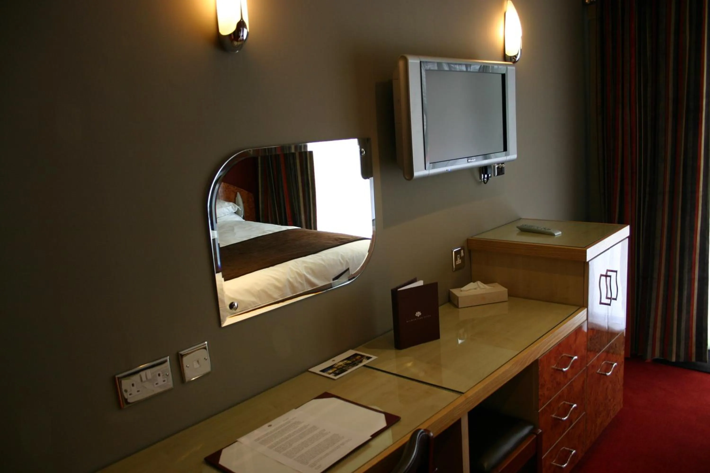 Seating area, Bed in Beamish Park Hotel