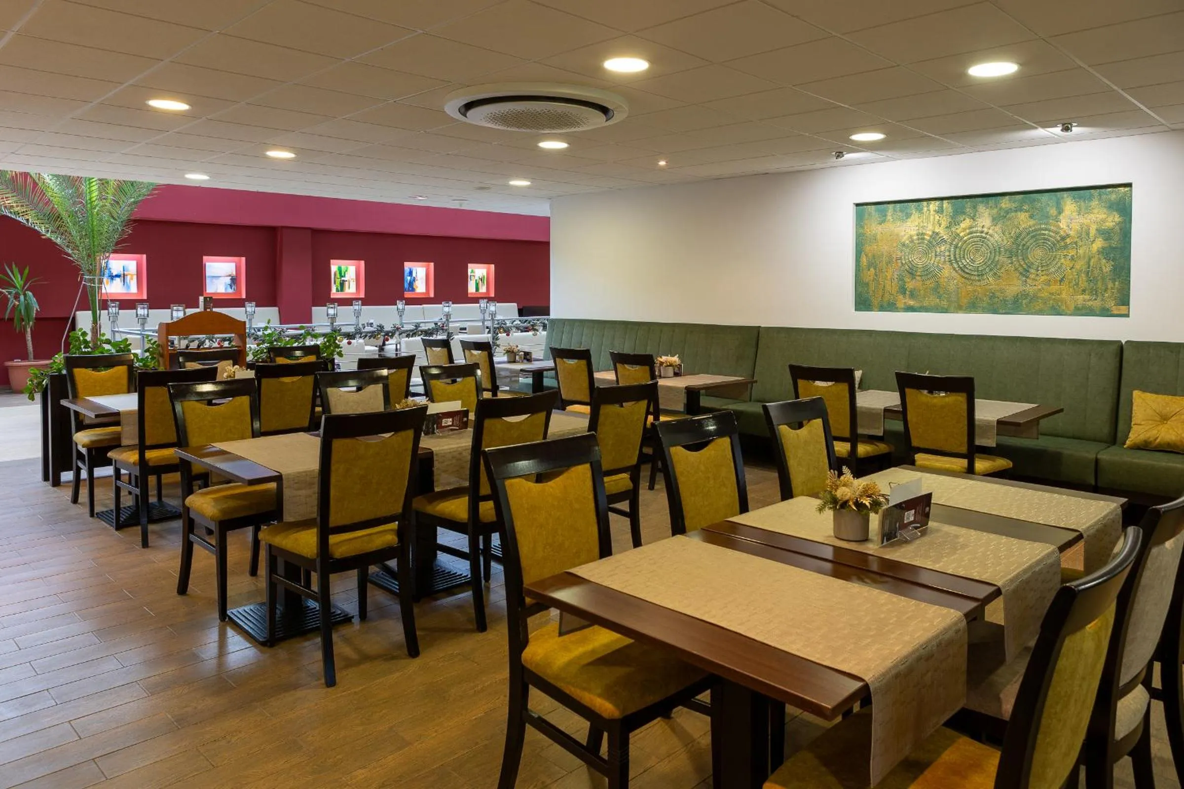 Restaurant/places to eat in Art Hotel superior