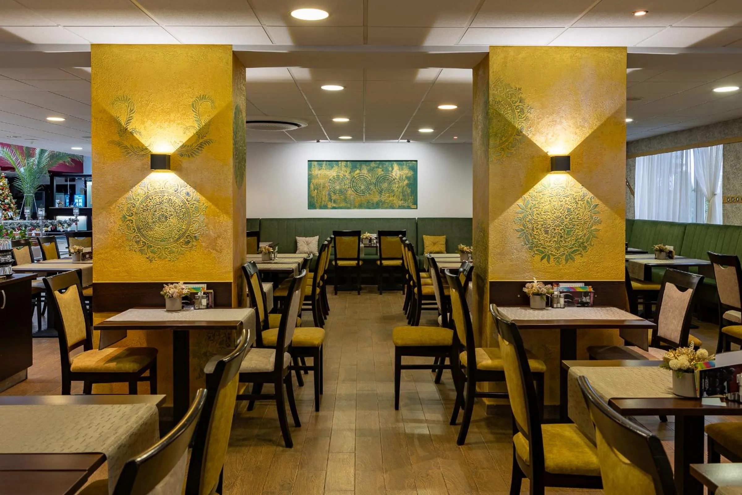 Restaurant/places to eat in Art Hotel superior