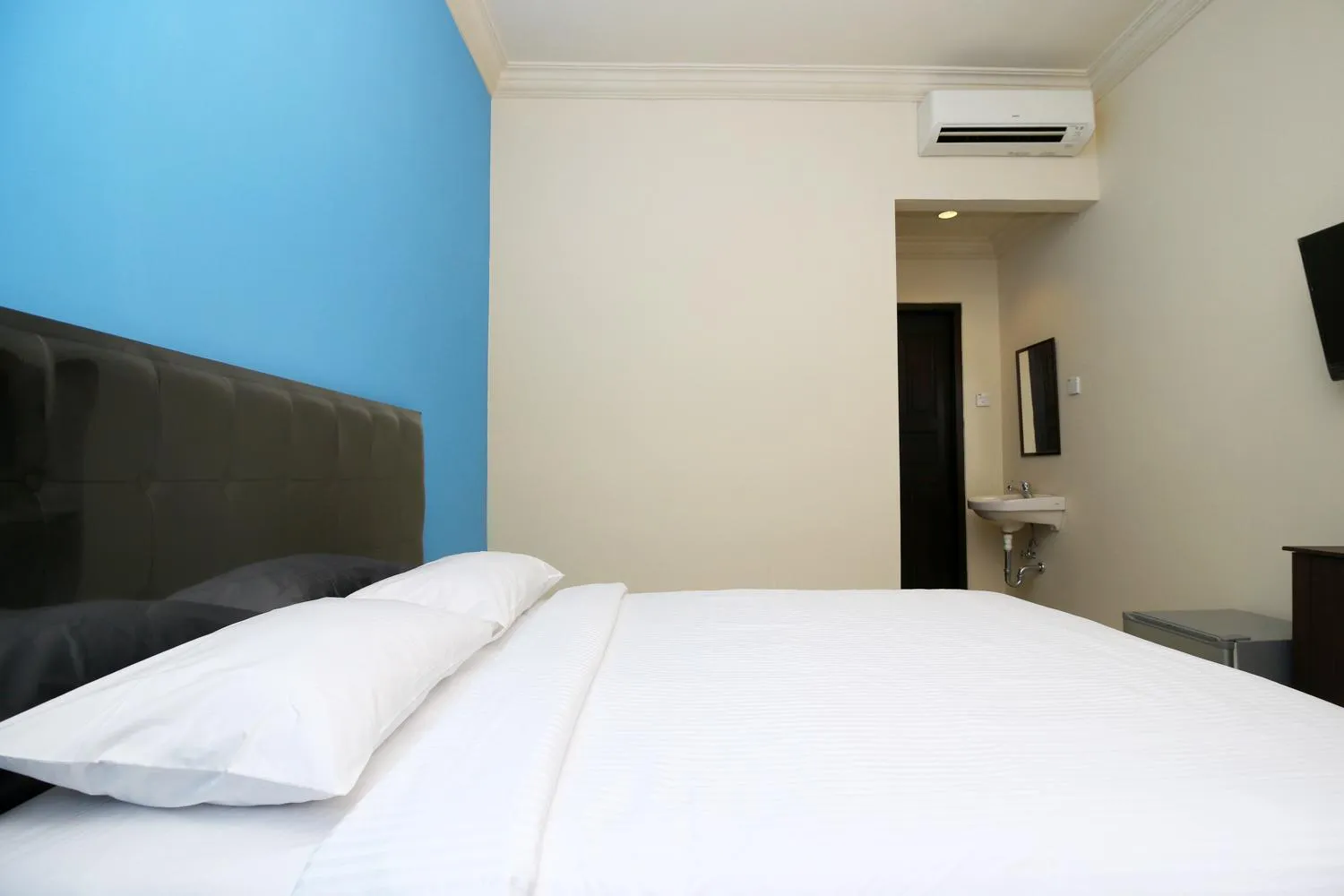 Bathroom, Bed in Safina Inn Syariah Sekupang Batam