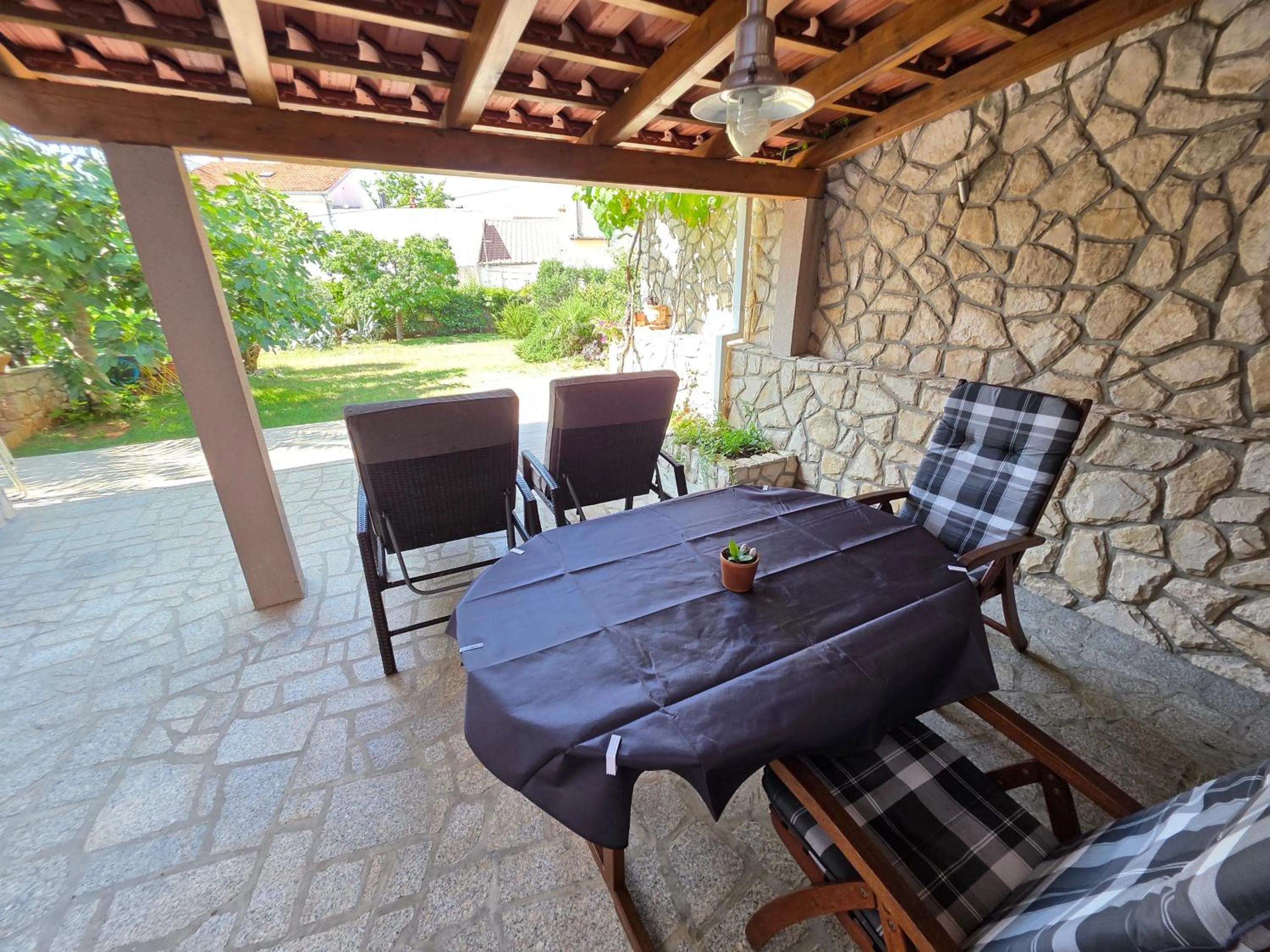 DAMIR Studio apartment with terrace in garden