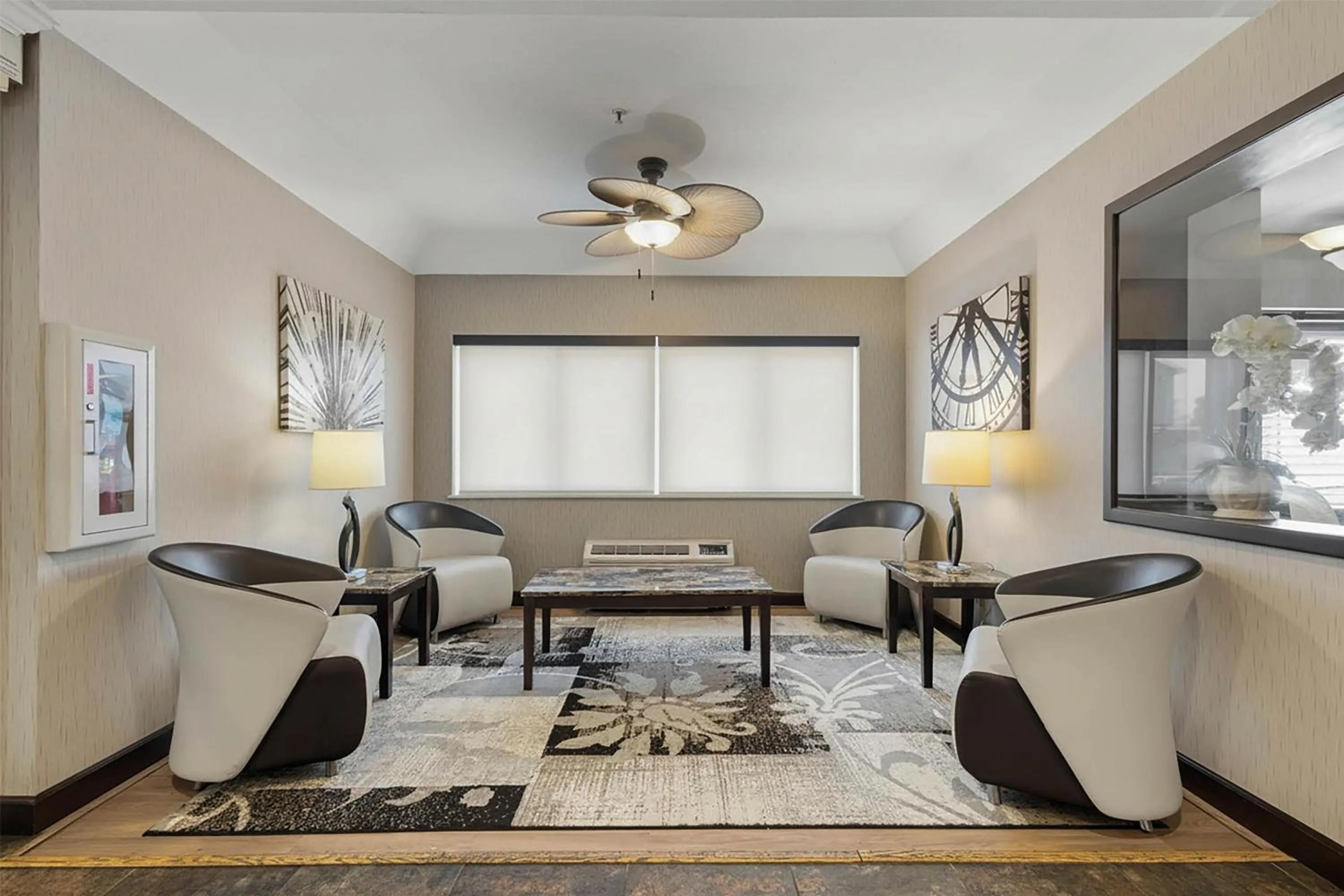 Lobby or reception in Best Western Crown Inn & Suites - Batavia