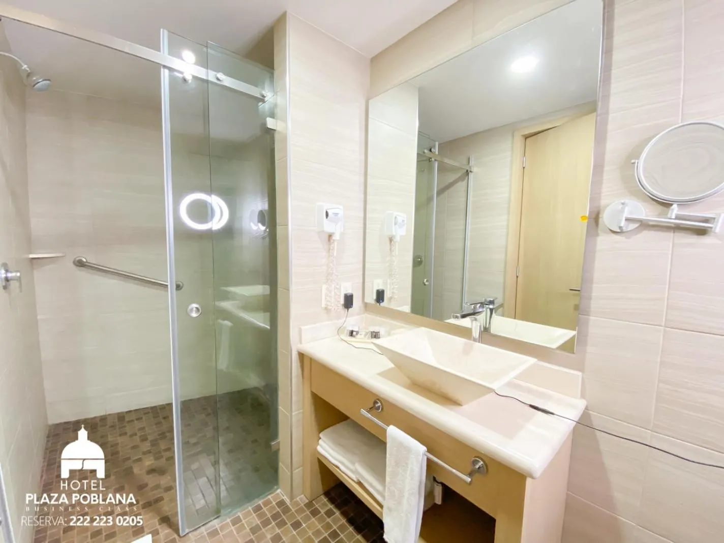 Shower in Plaza Poblana