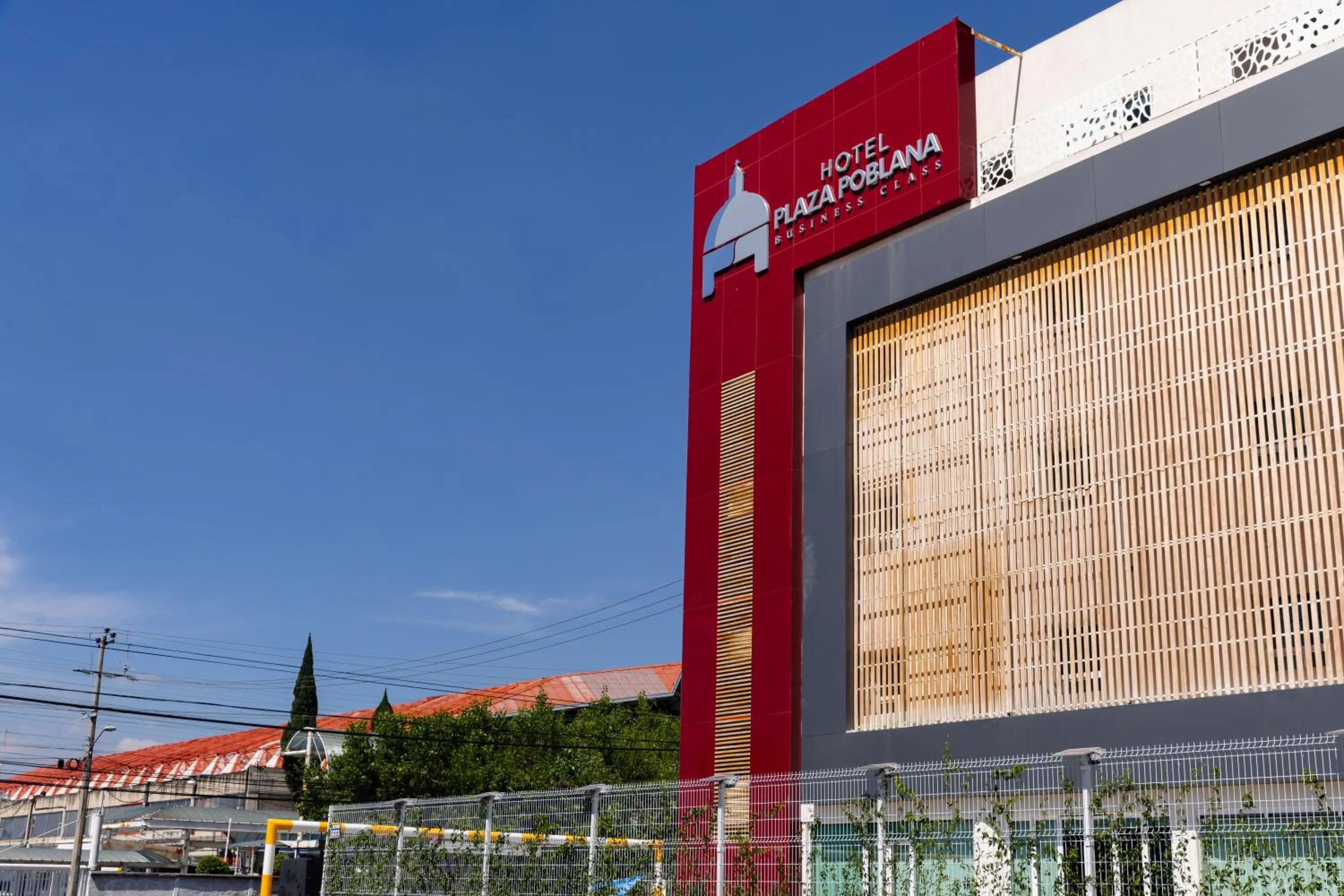 Facade/entrance in Plaza Poblana