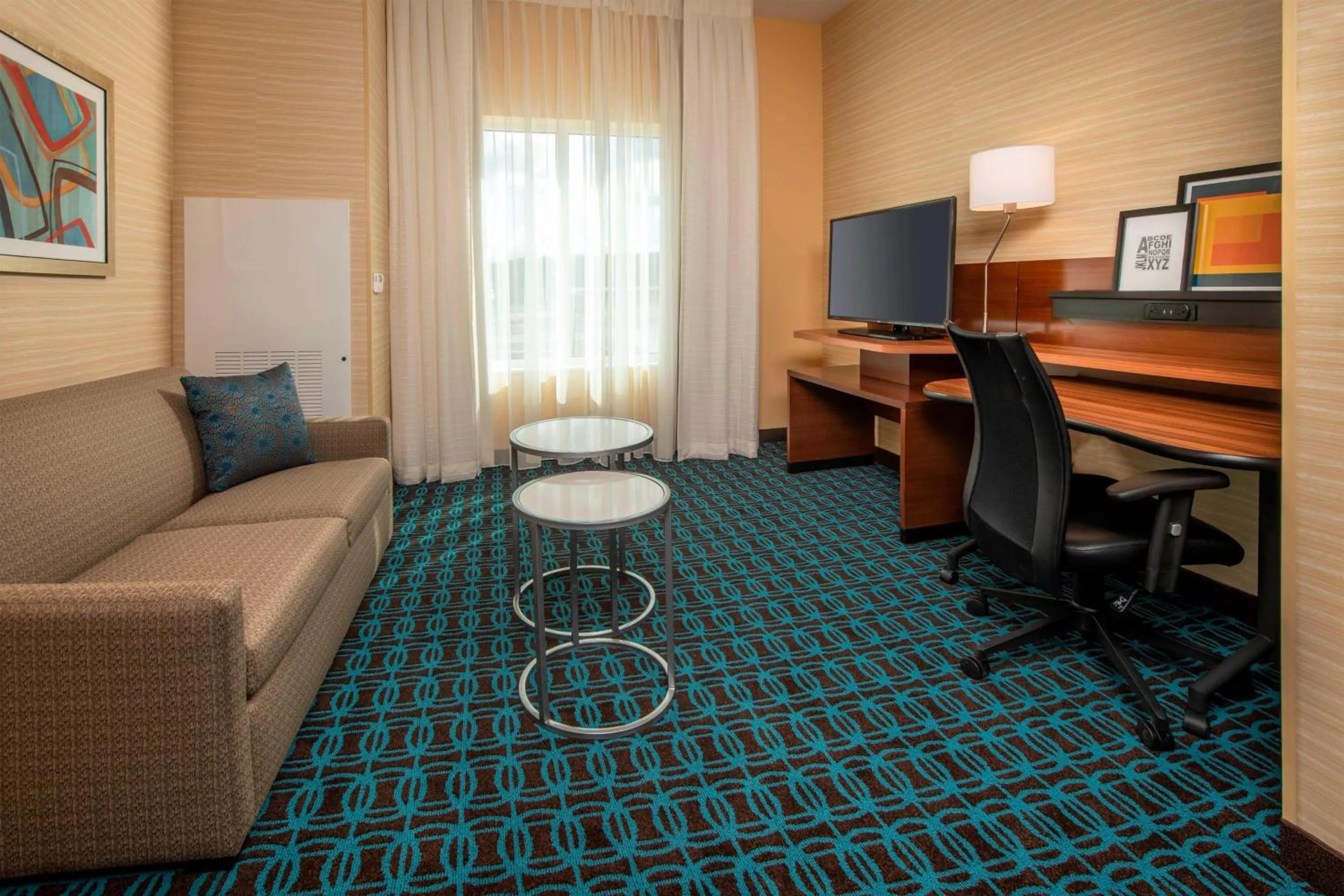 Living room in Fairfield Inn & Suites by Marriott Harrisburg International Airport