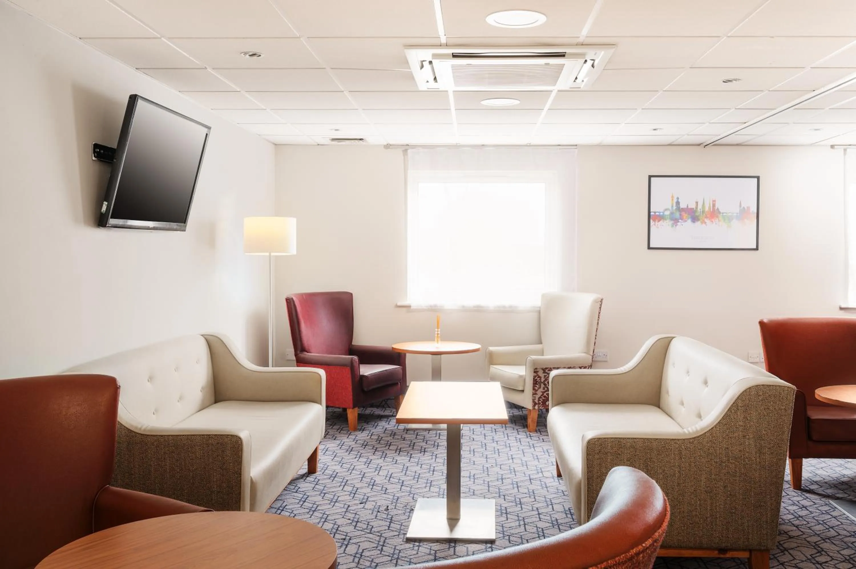 Communal lounge/ TV room in Holiday Inn Express Shrewsbury by IHG
