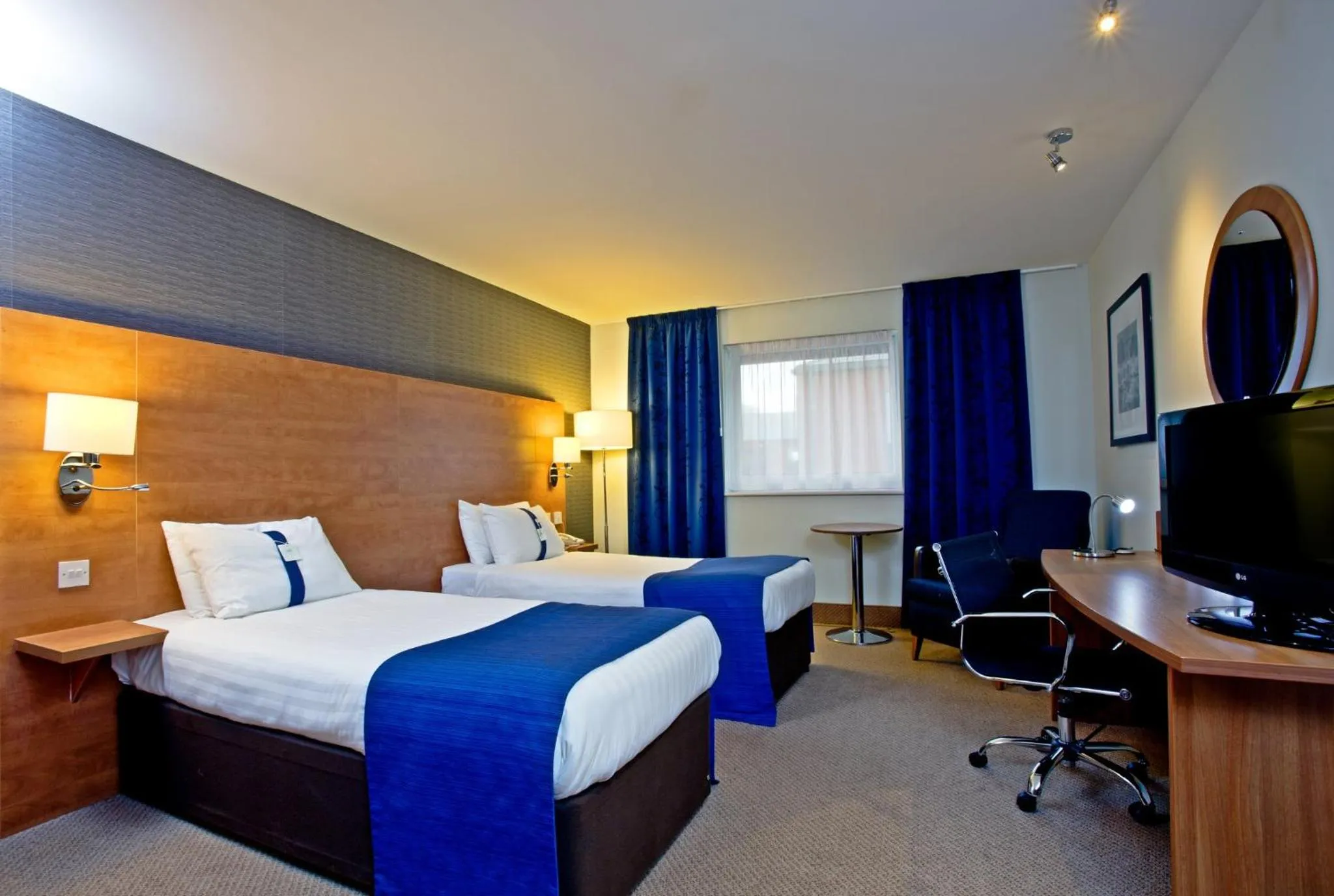 Photo of the whole room, Bed in Holiday Inn Express Shrewsbury by IHG