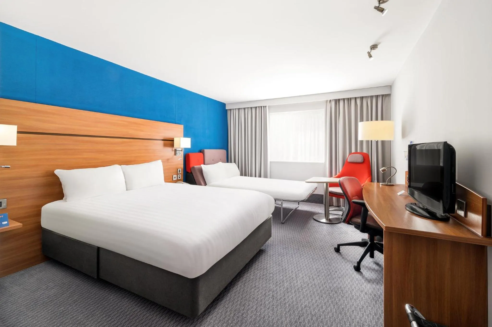 Photo of the whole room, Bed in Holiday Inn Express Shrewsbury by IHG