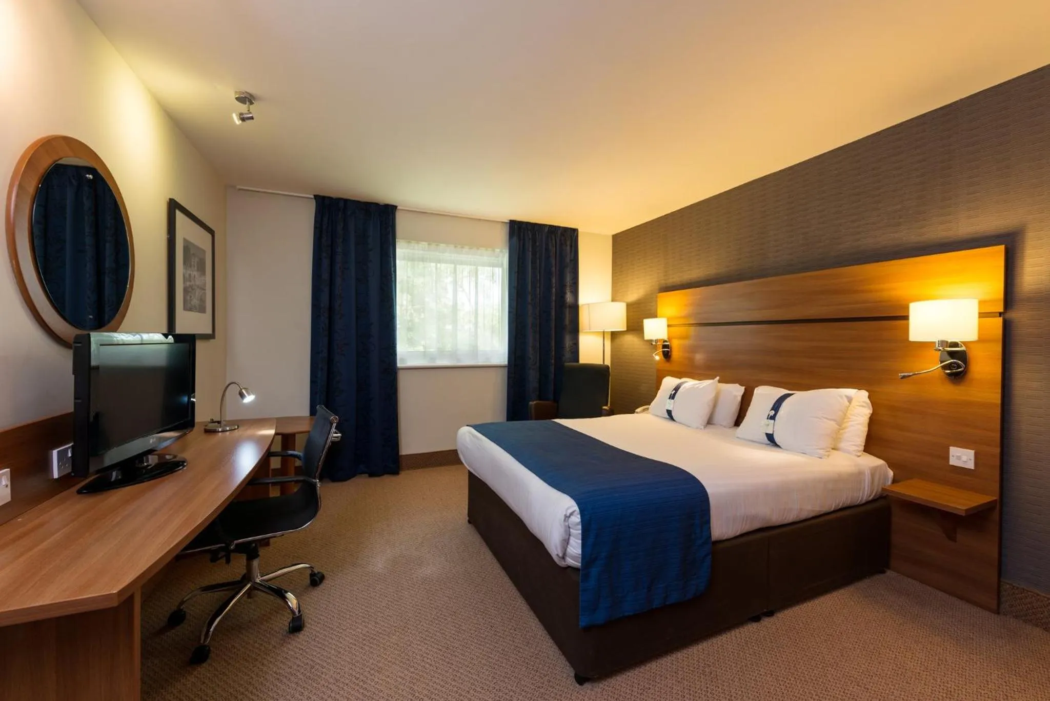 Photo of the whole room, Bed in Holiday Inn Express Shrewsbury by IHG