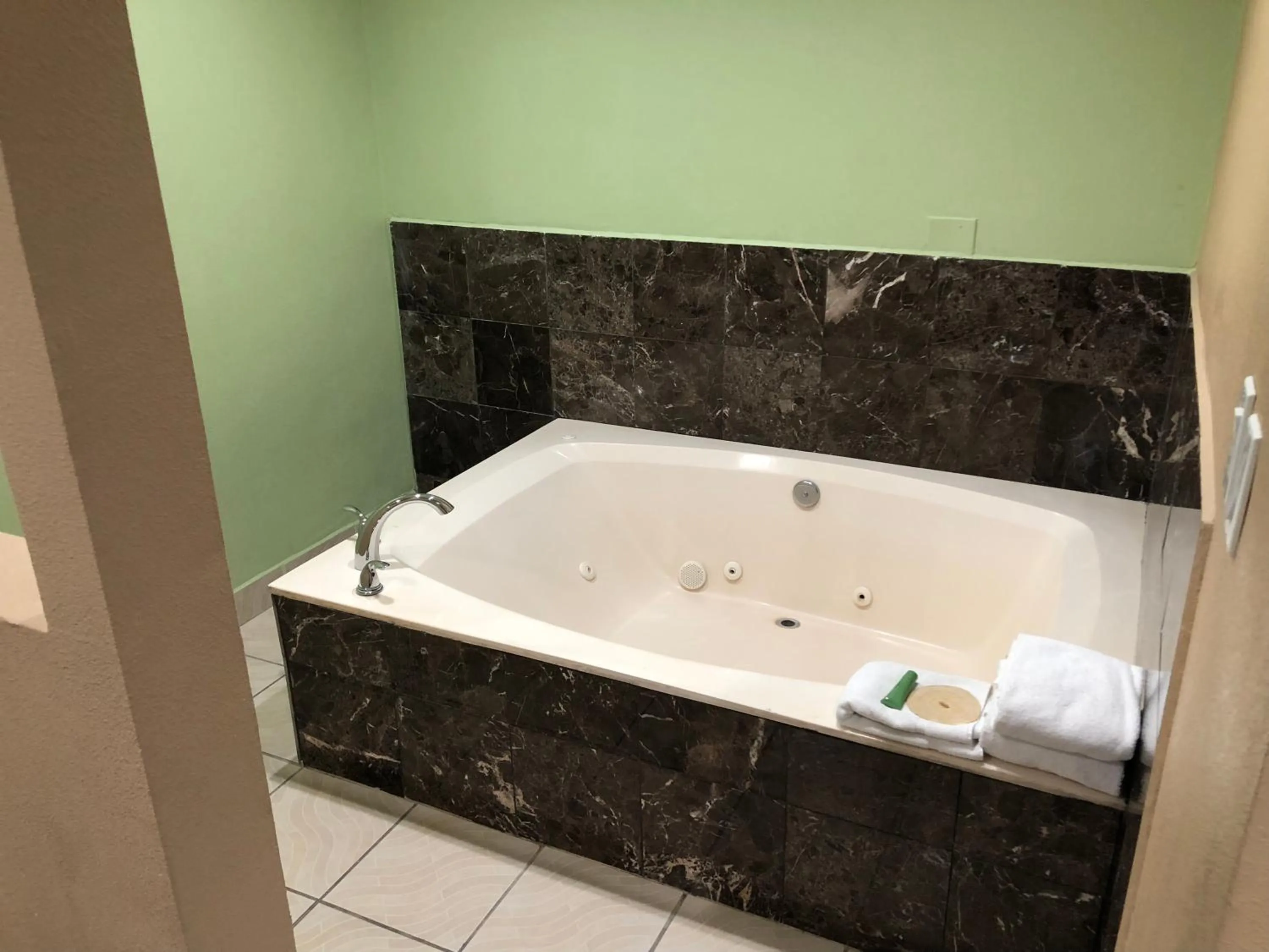Hot Tub in American Inn & Suites LAX Airport