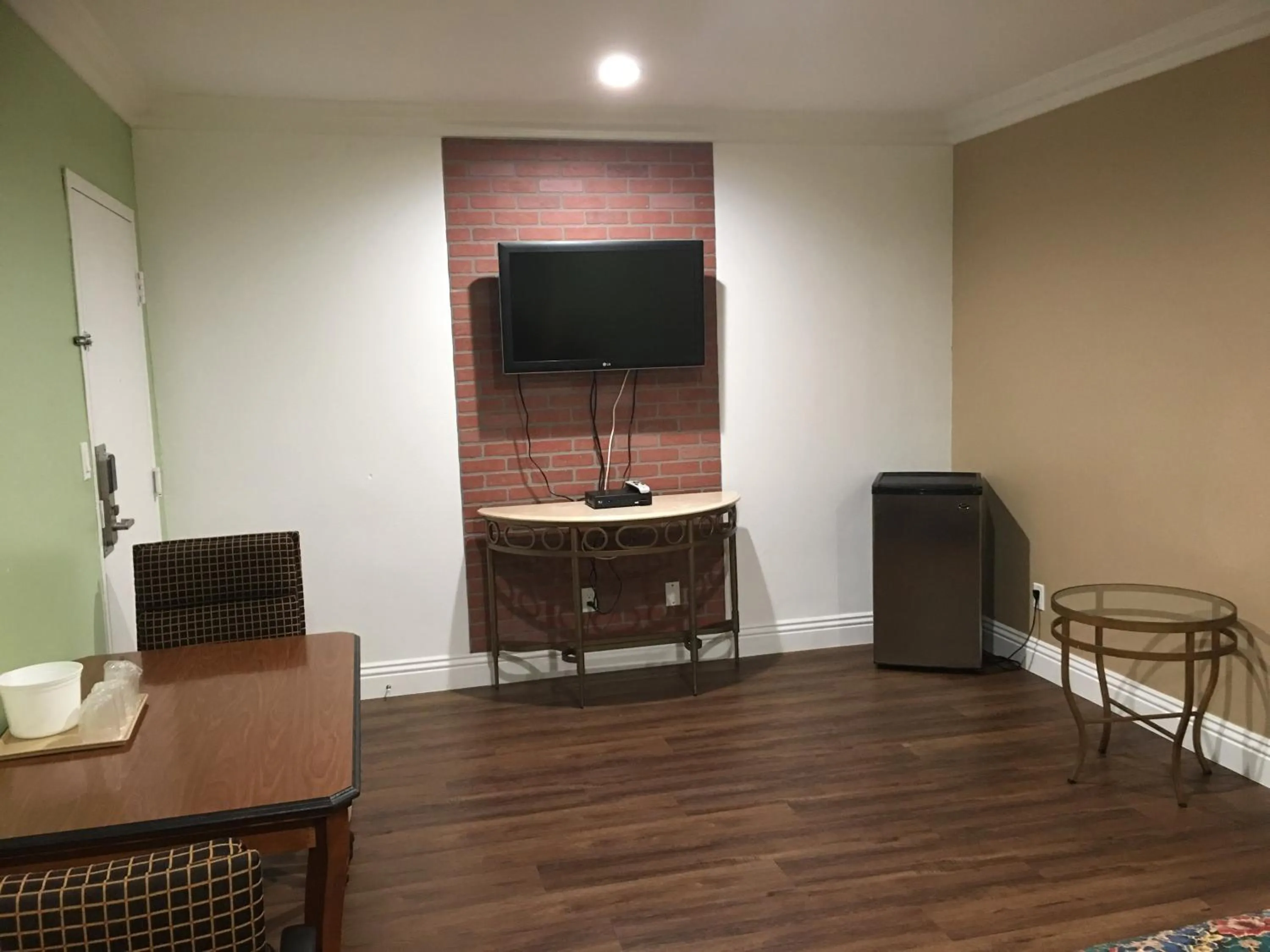 TV and multimedia in American Inn & Suites LAX Airport